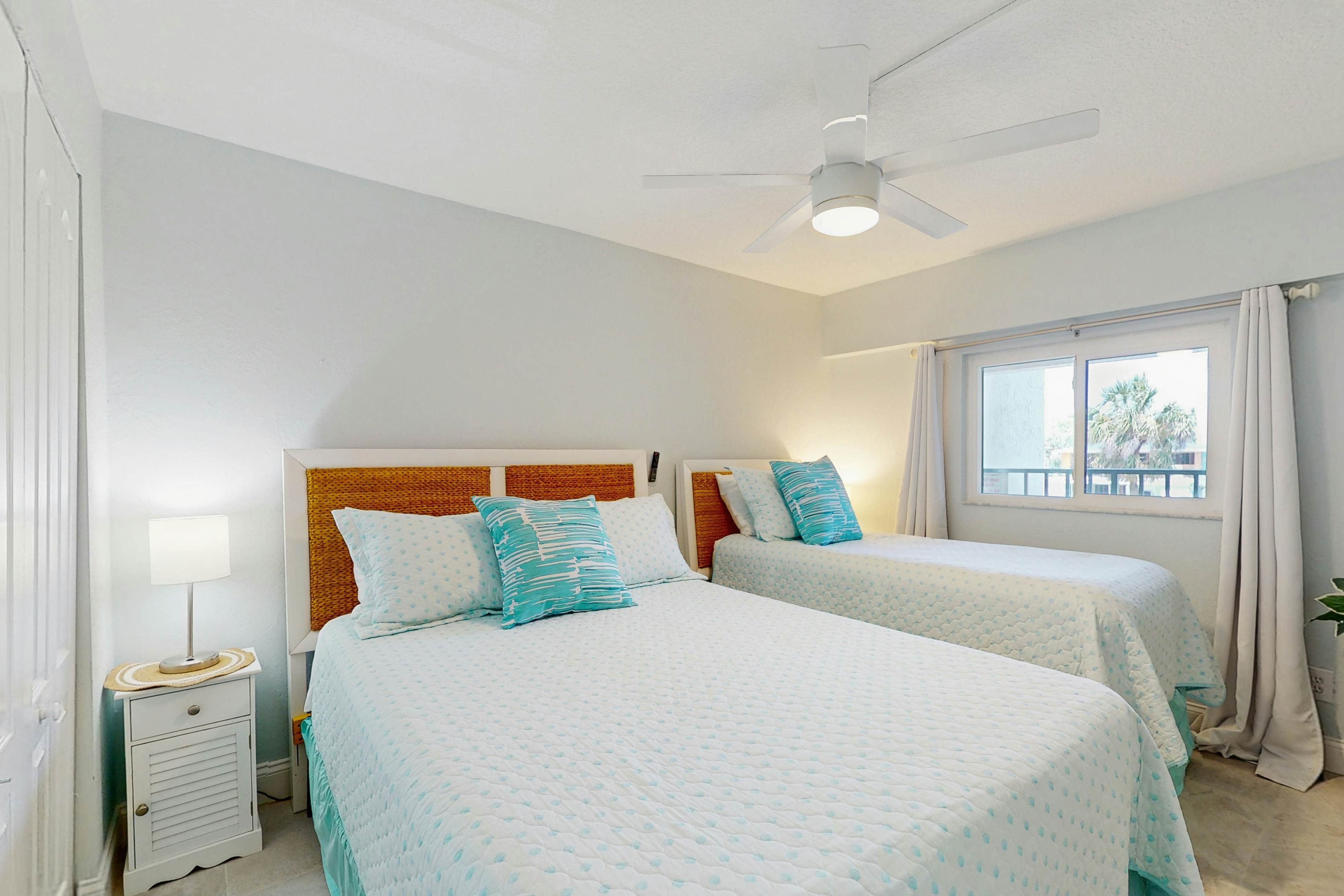 Beautiful oceanfront condo in Madeira Beach w/balcony & pool