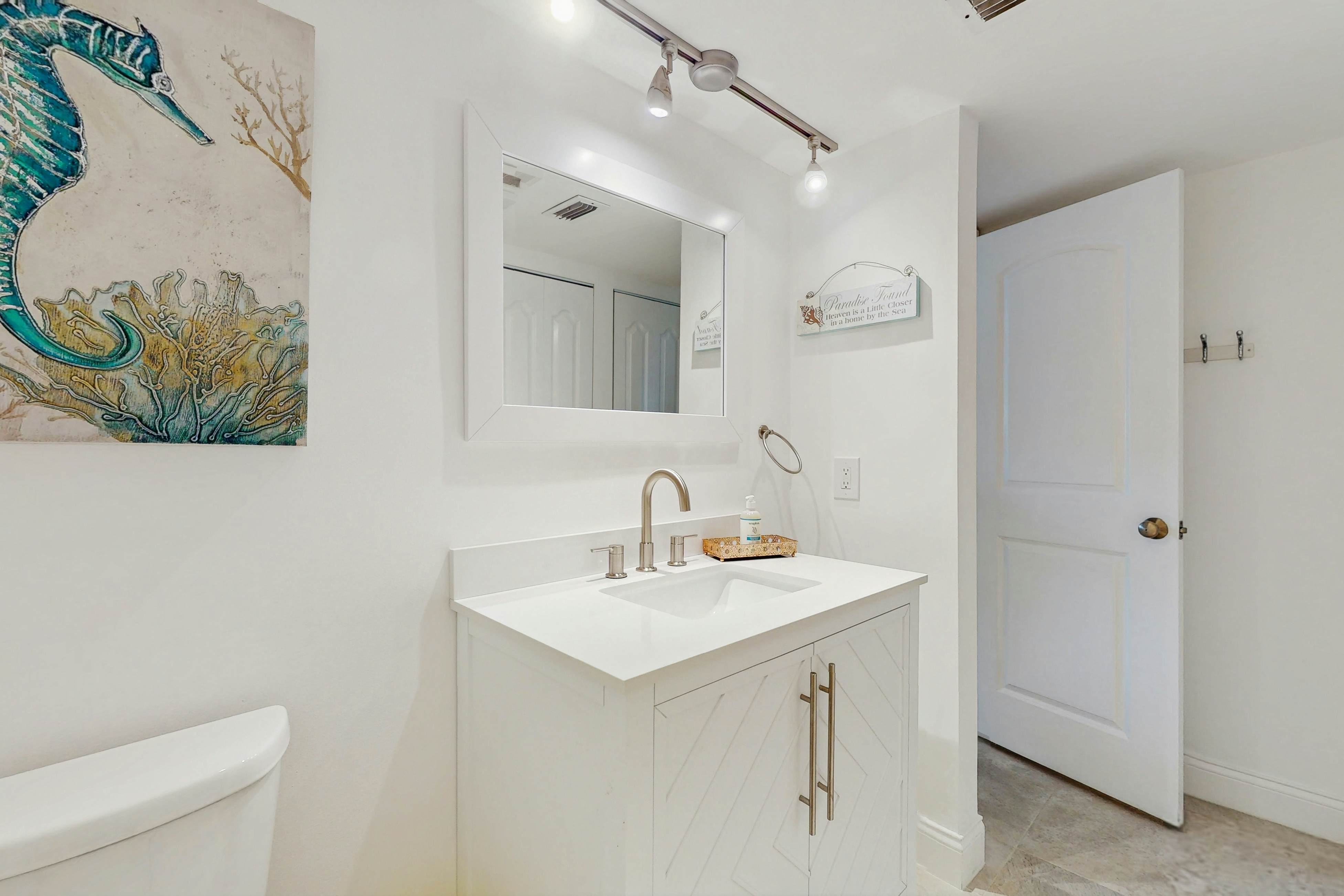 Beautiful oceanfront condo in Madeira Beach w/balcony & pool