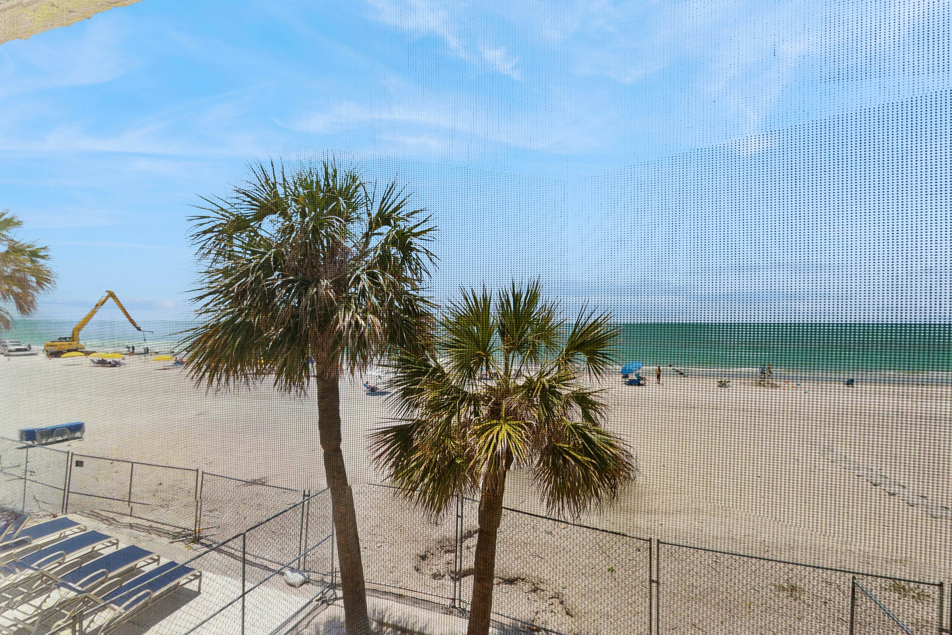 Beautiful oceanfront condo in Madeira Beach w/balcony & pool