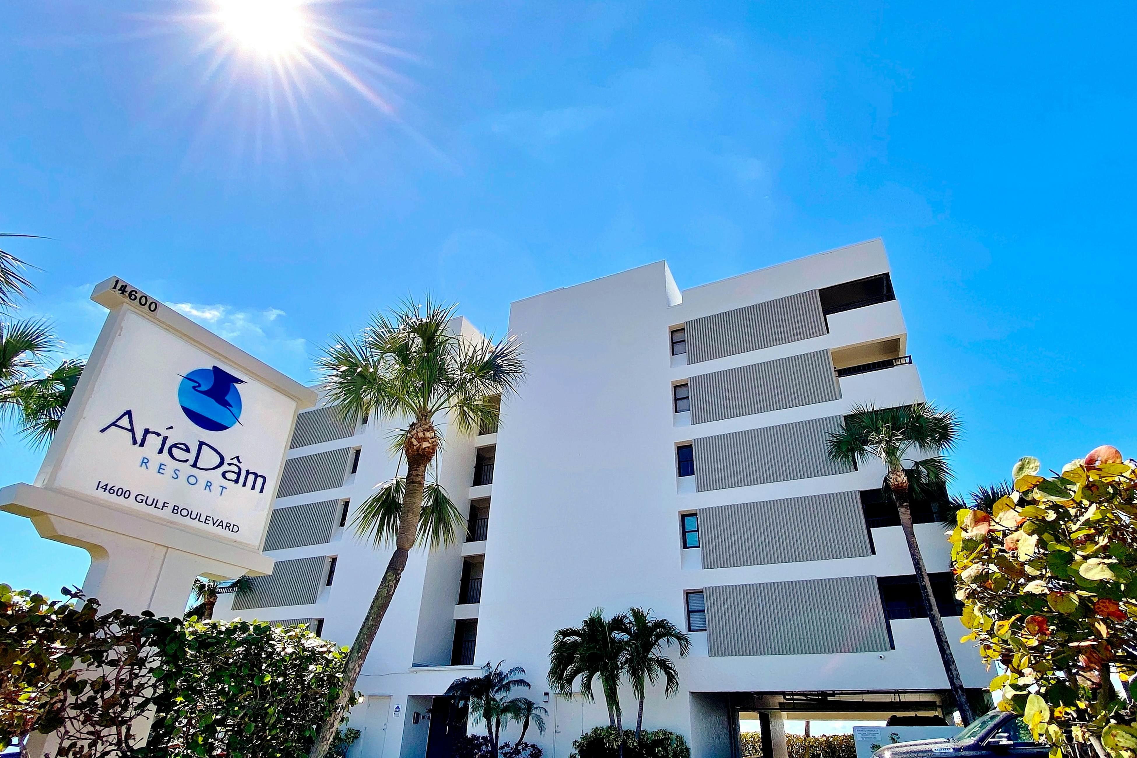 Beautiful oceanfront condo in Madeira Beach w/balcony & pool