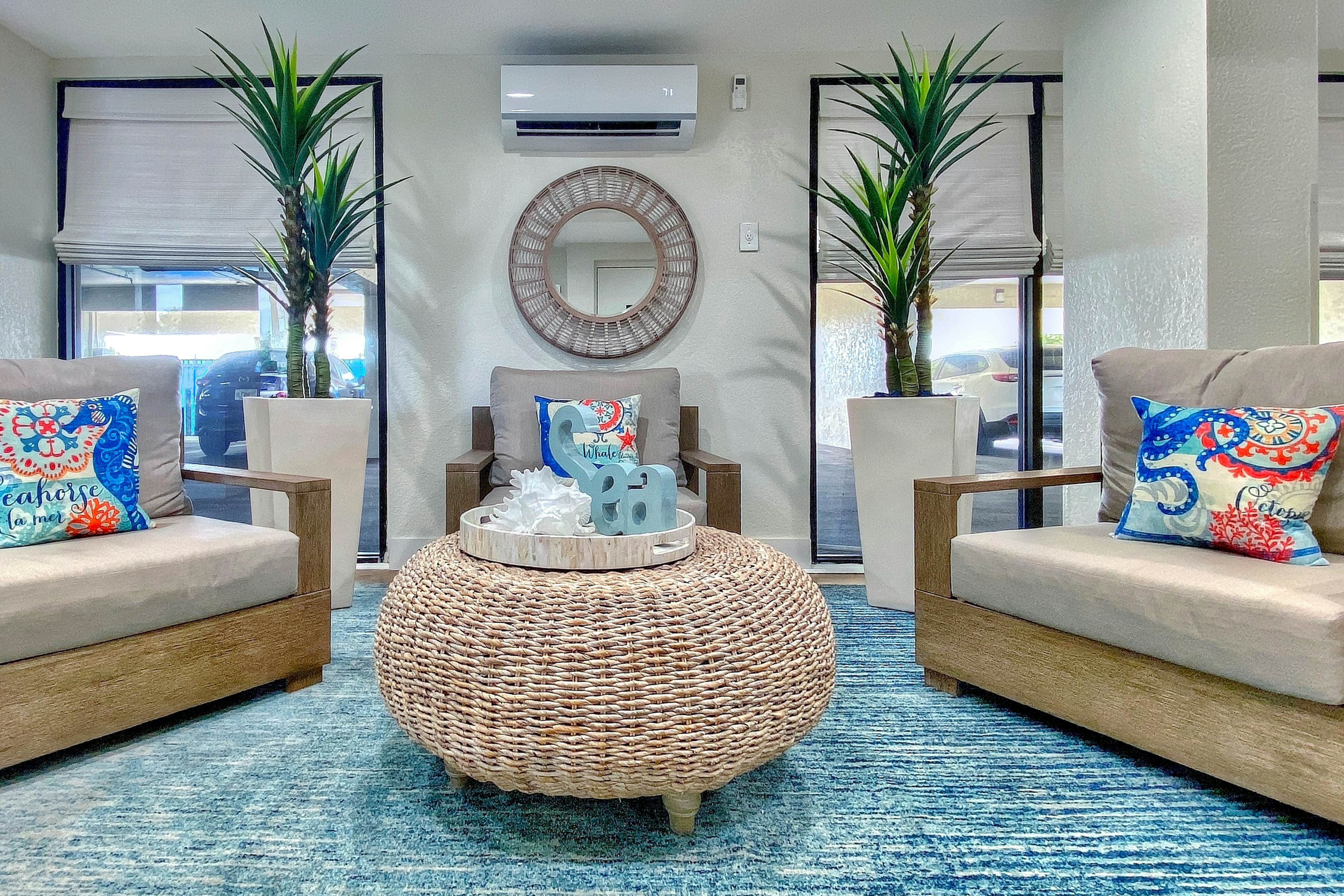 Beautiful oceanfront condo in Madeira Beach w/balcony & pool