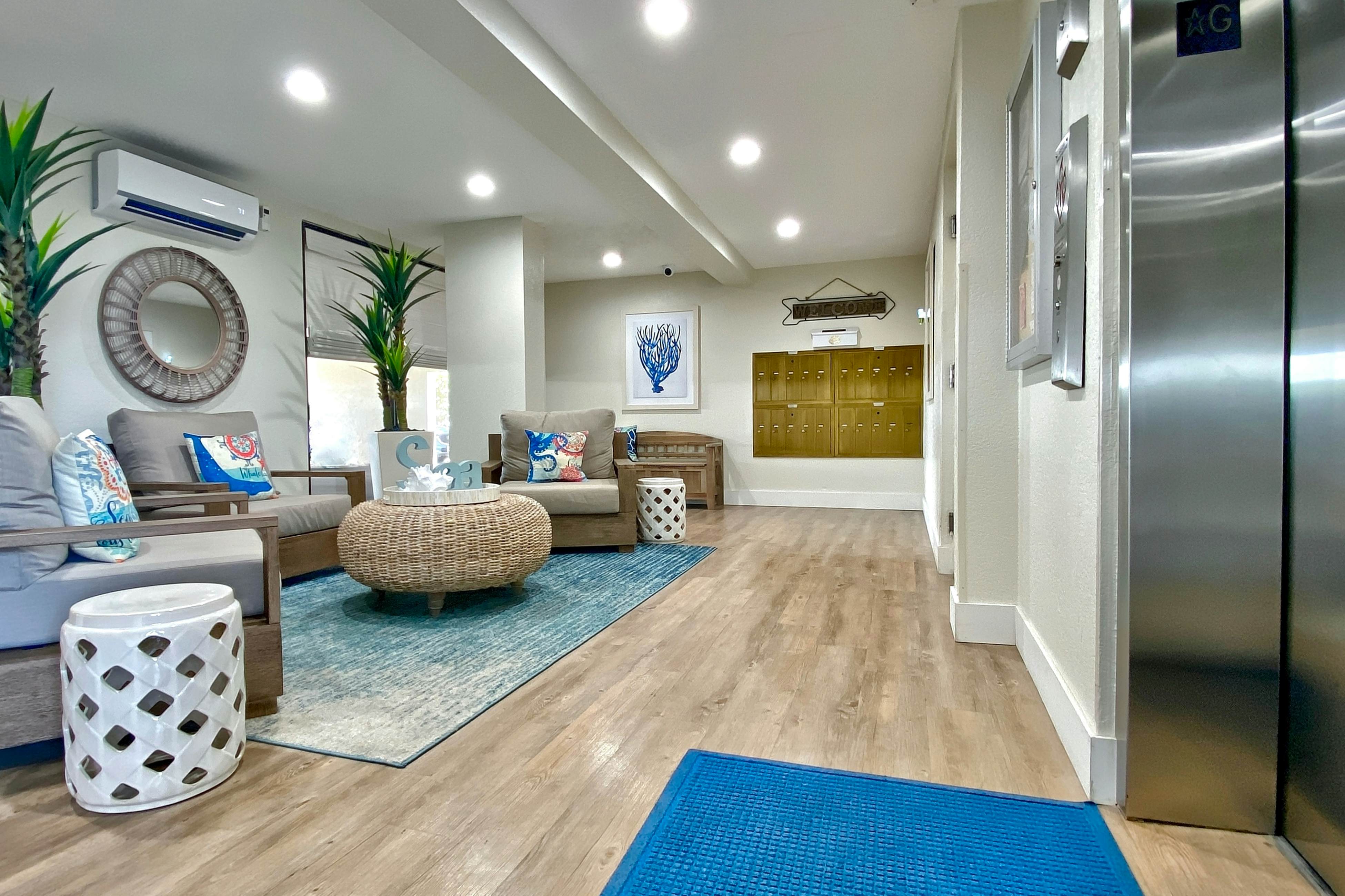 Beautiful oceanfront condo in Madeira Beach w/balcony & pool