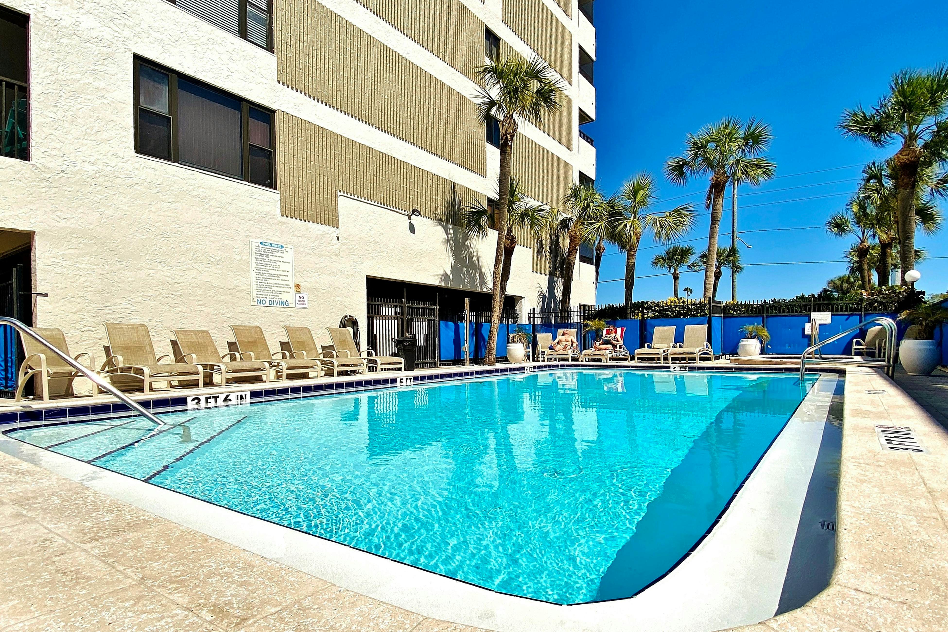 Beautiful oceanfront condo in Madeira Beach w/balcony & pool