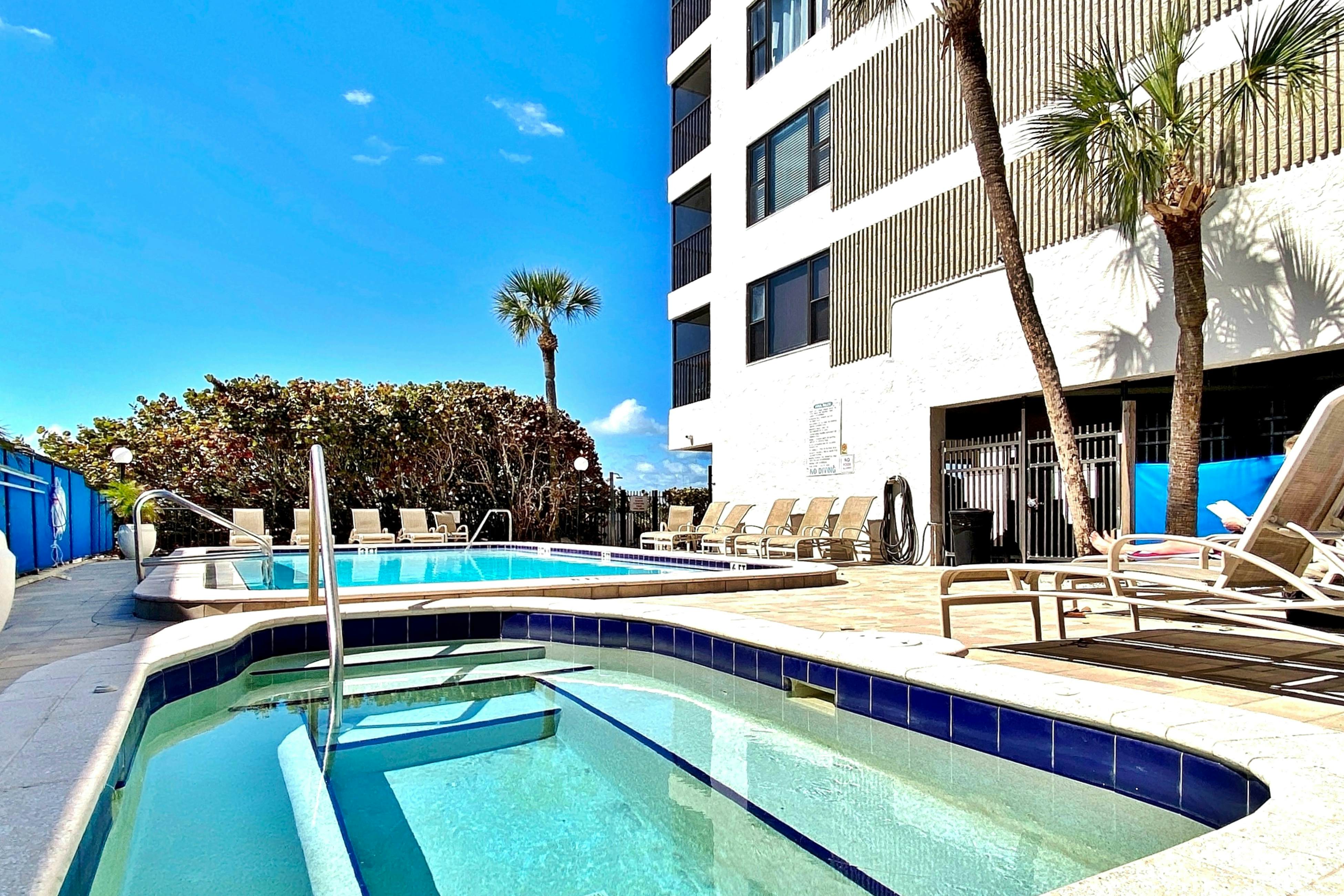 Beautiful oceanfront condo in Madeira Beach w/balcony & pool