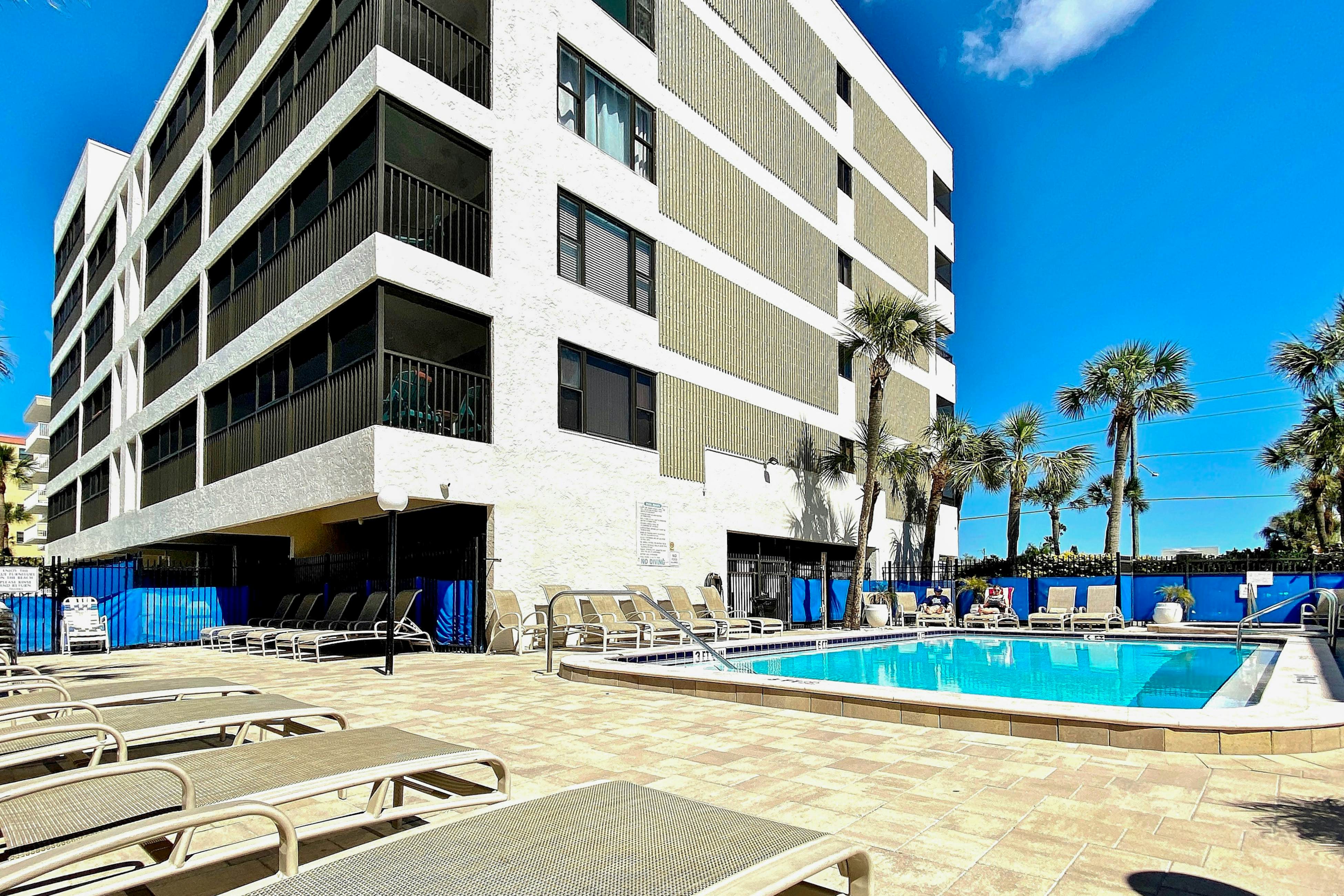Beautiful oceanfront condo in Madeira Beach w/balcony & pool
