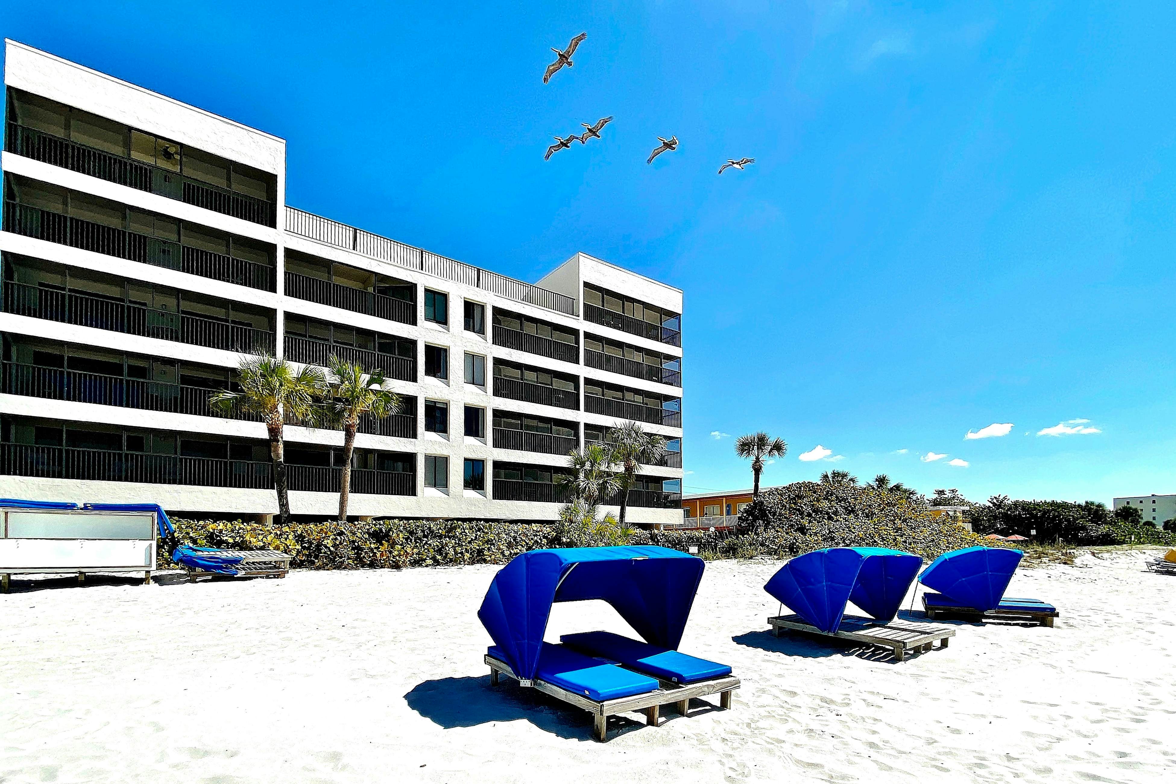 Beautiful oceanfront condo in Madeira Beach w/balcony & pool