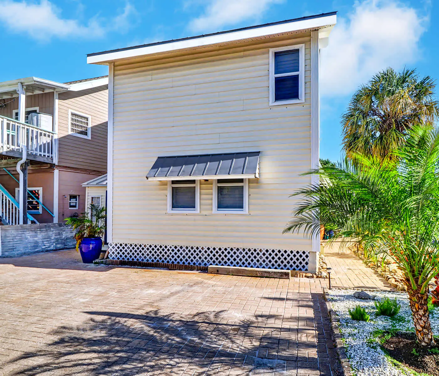 Dog Friendly Home with High Speed WiFi and Central AC Snowbird Friendly