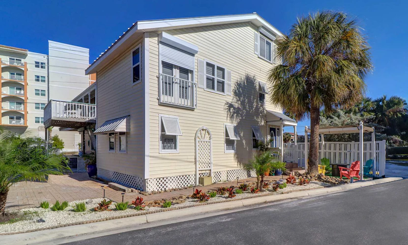 Dog Friendly Home with High Speed WiFi and Central AC Snowbird Friendly