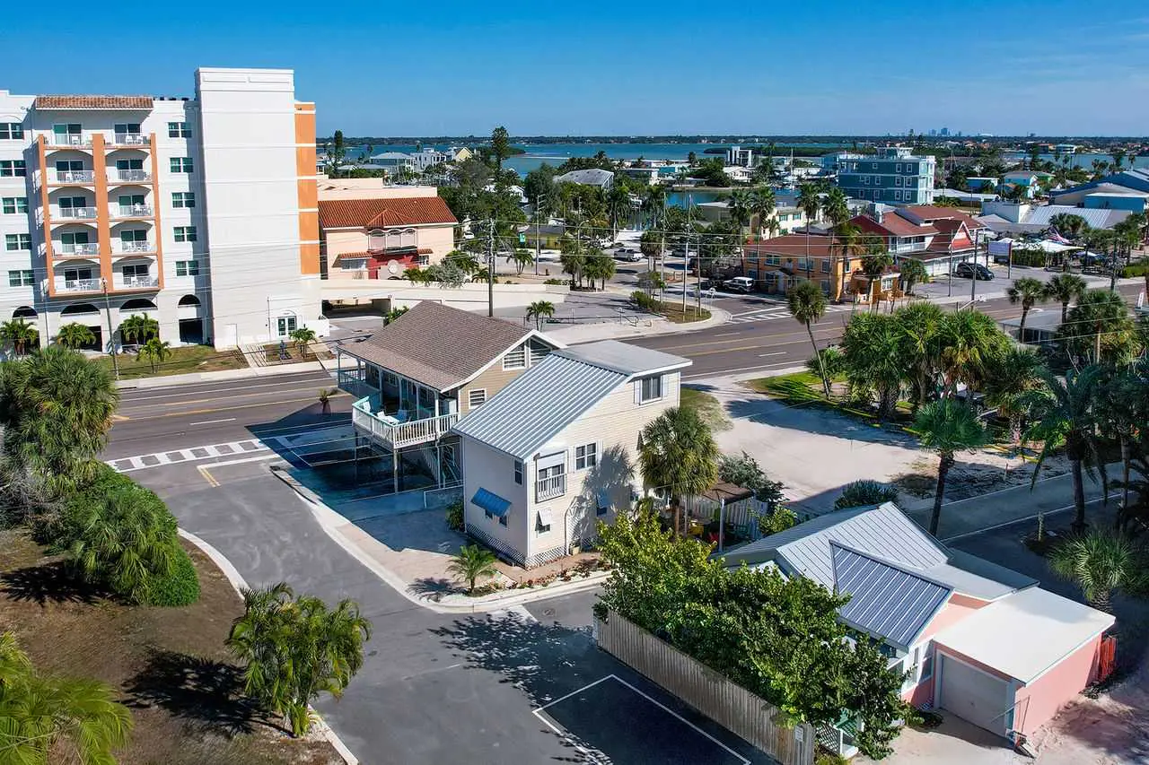 Dog Friendly Home with High Speed WiFi and Central AC Snowbird Friendly