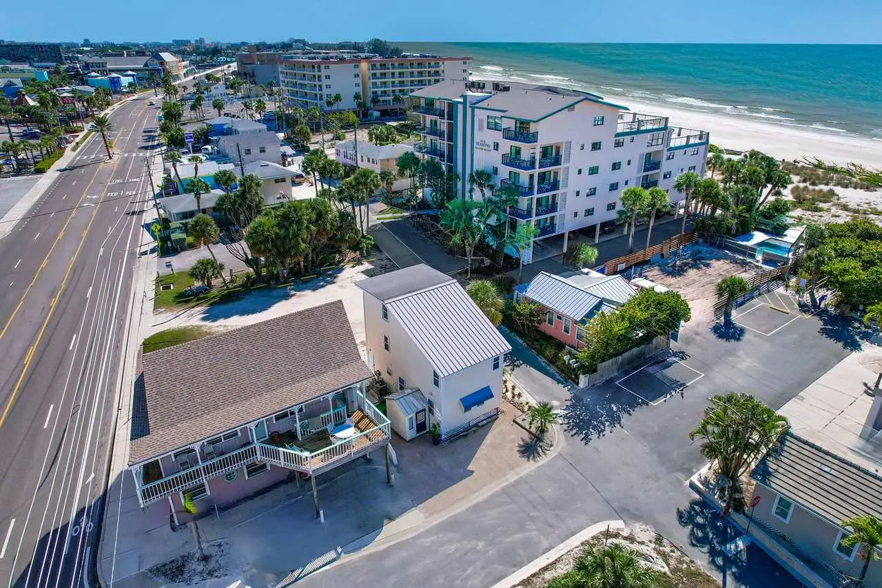 Dog Friendly Home with High Speed WiFi and Central AC Snowbird Friendly