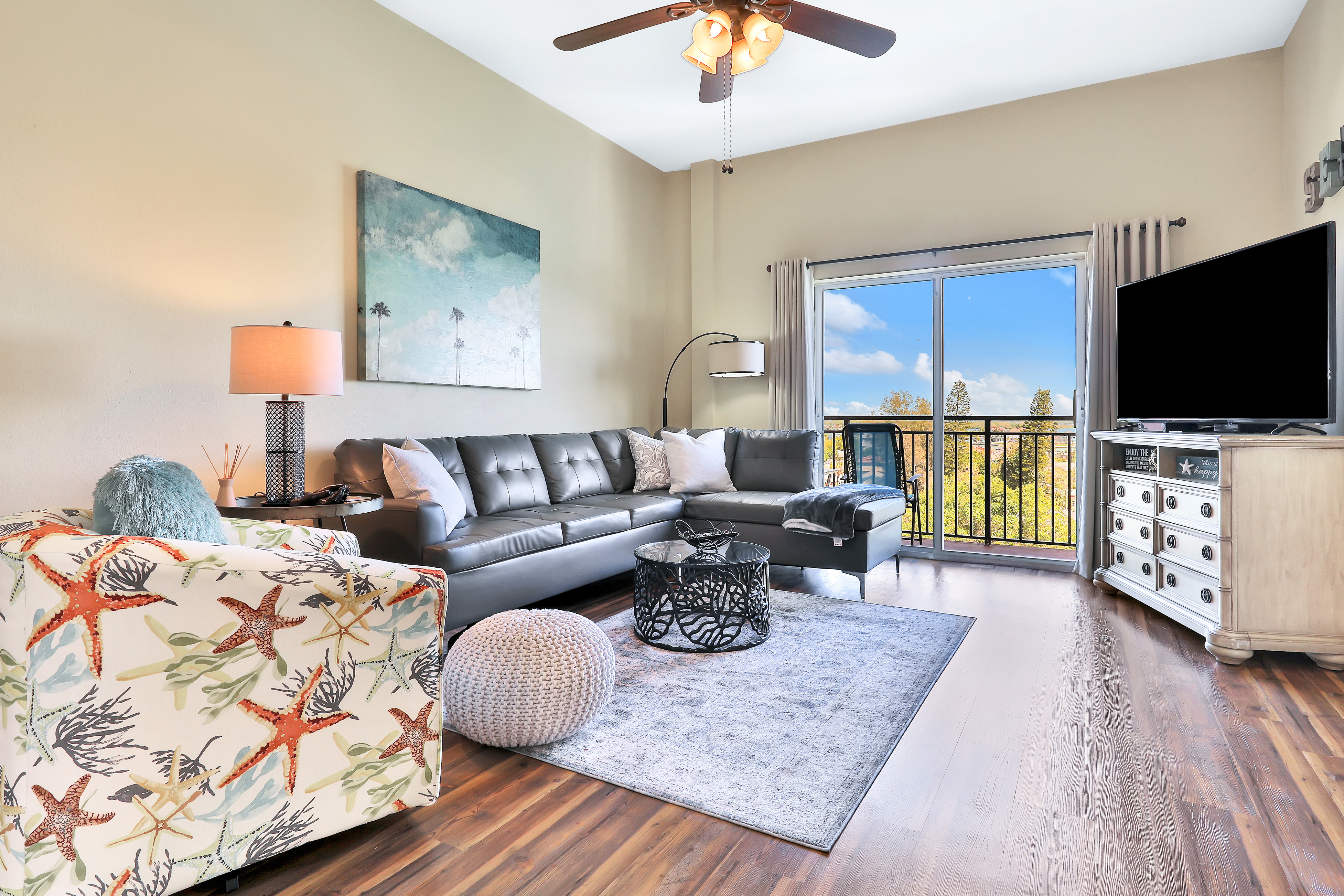 Bay front condo shared pool and hot tub right next to the beach