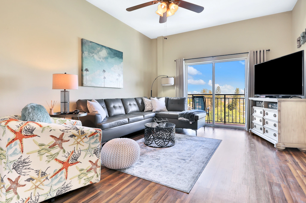 Bay front condo shared pool and hot tub right next to the beach