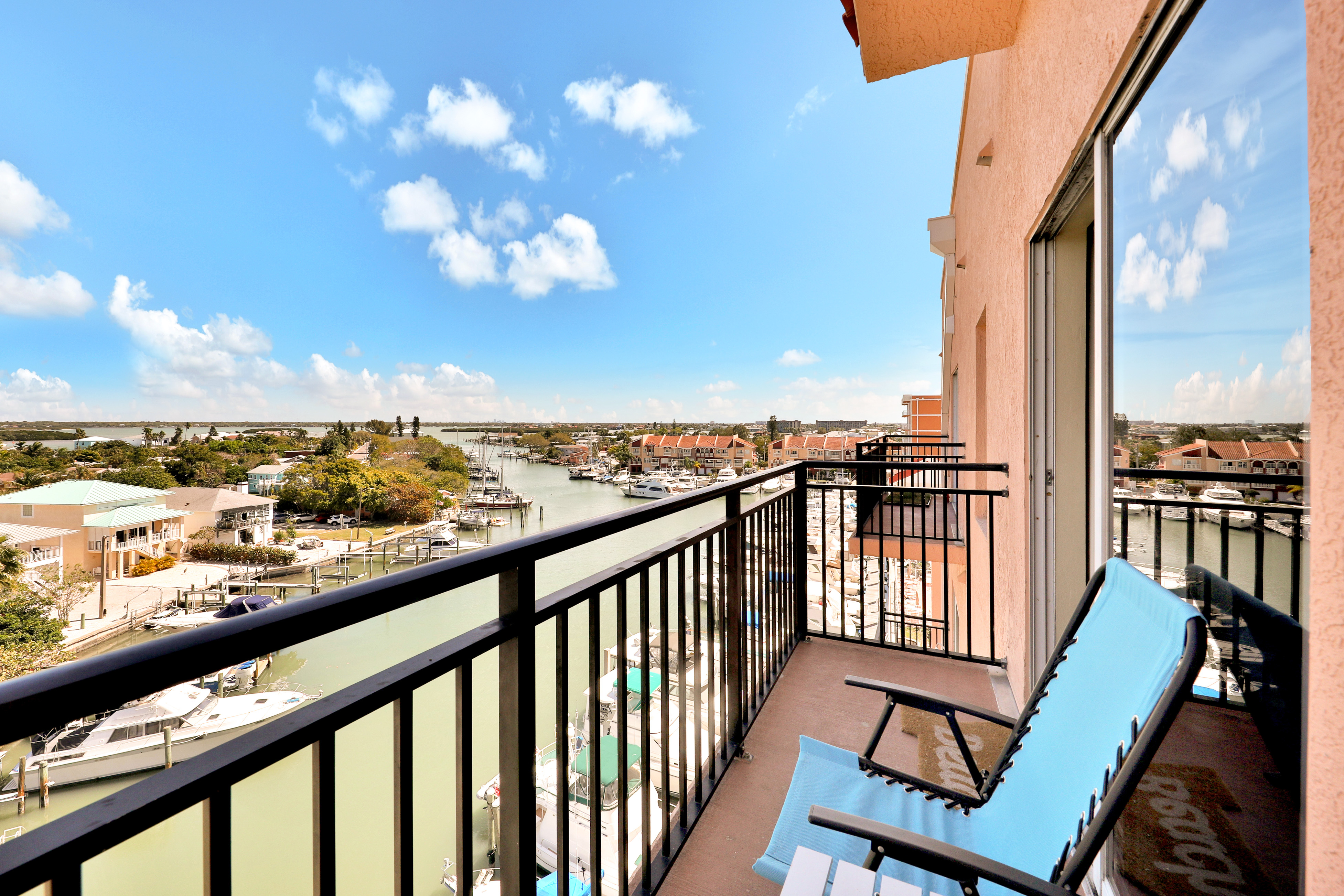 Bay front condo shared pool and hot tub right next to the beach