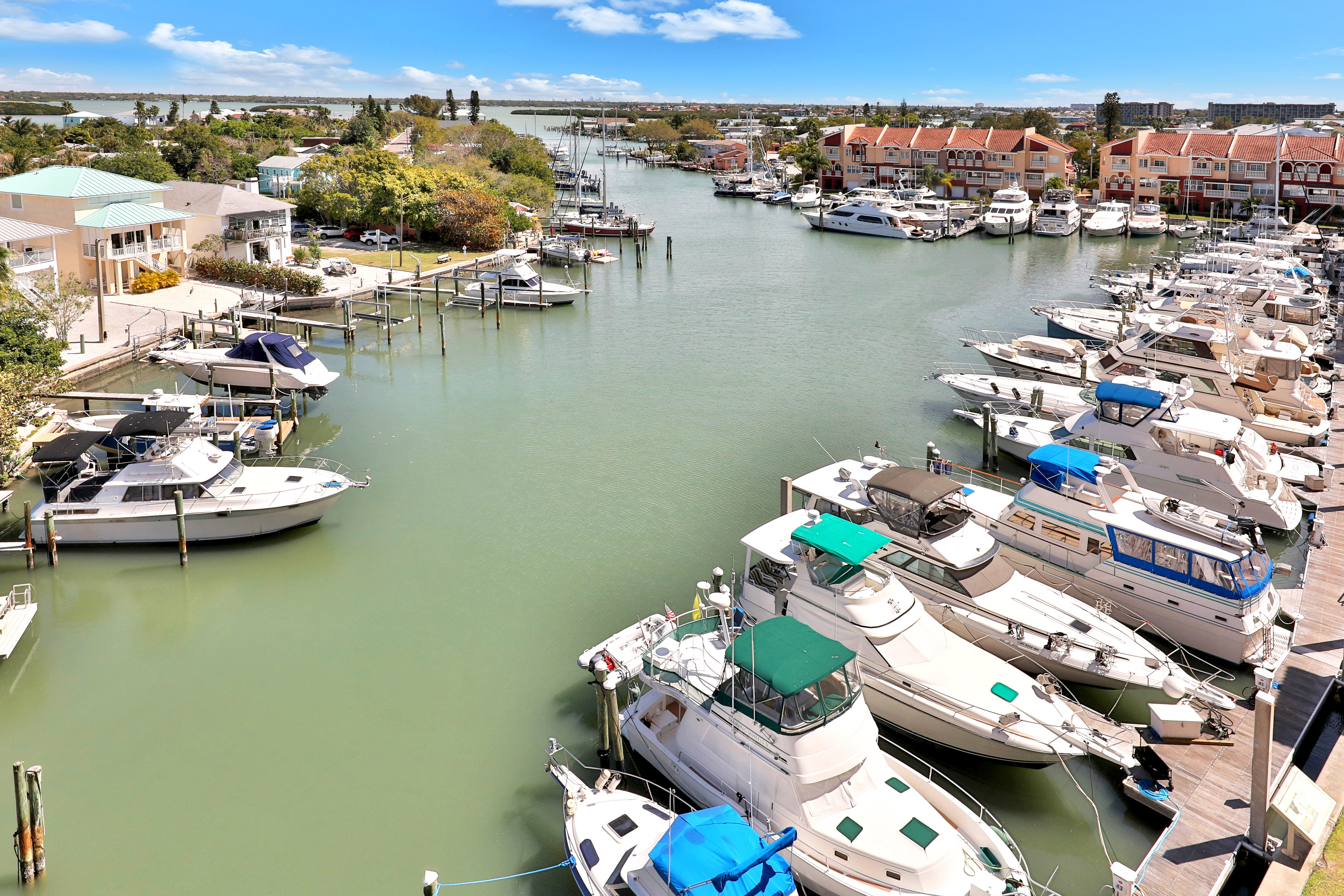 Bay front condo shared pool and hot tub right next to the beach