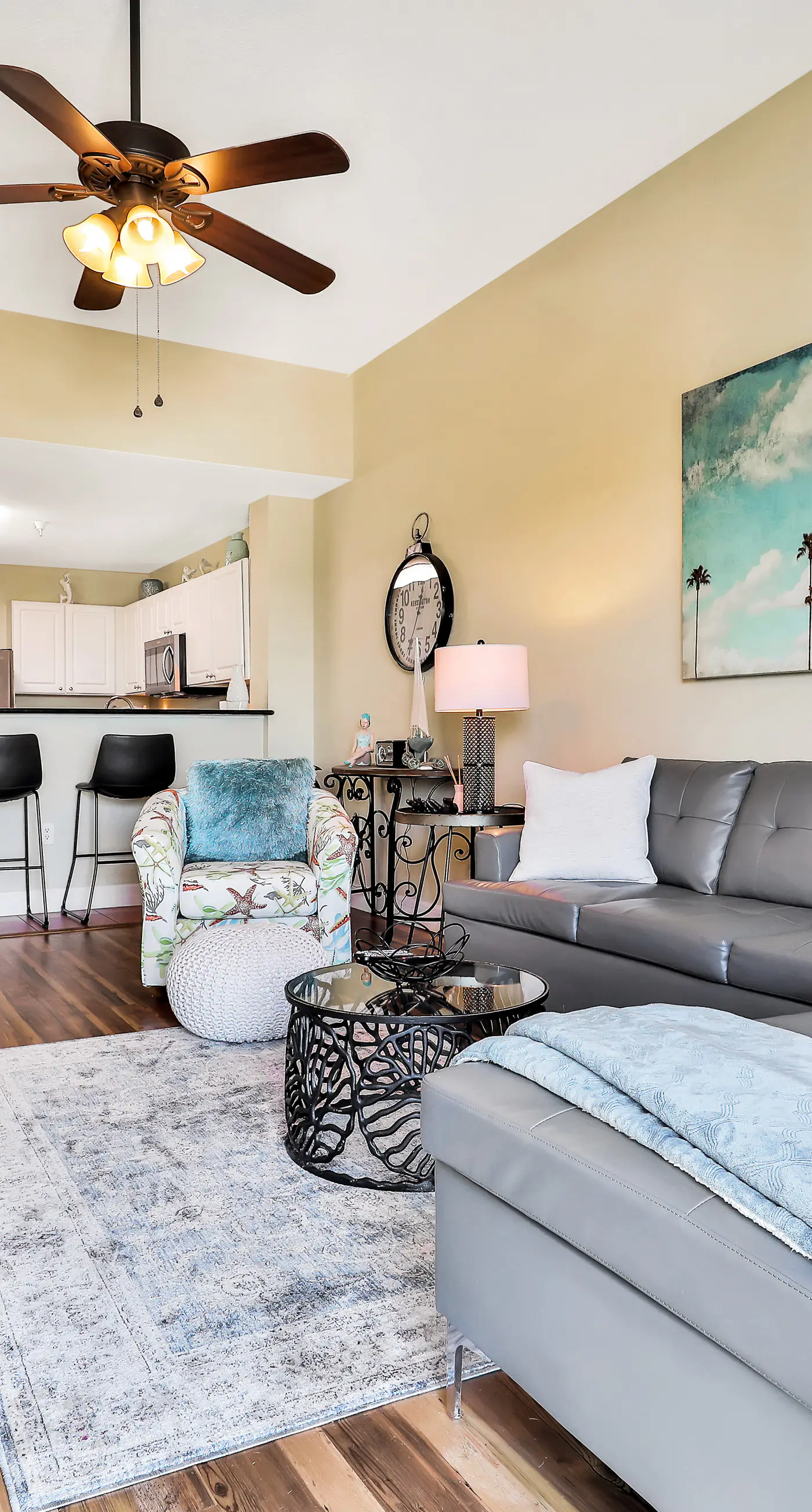 Bay front condo shared pool and hot tub right next to the beach