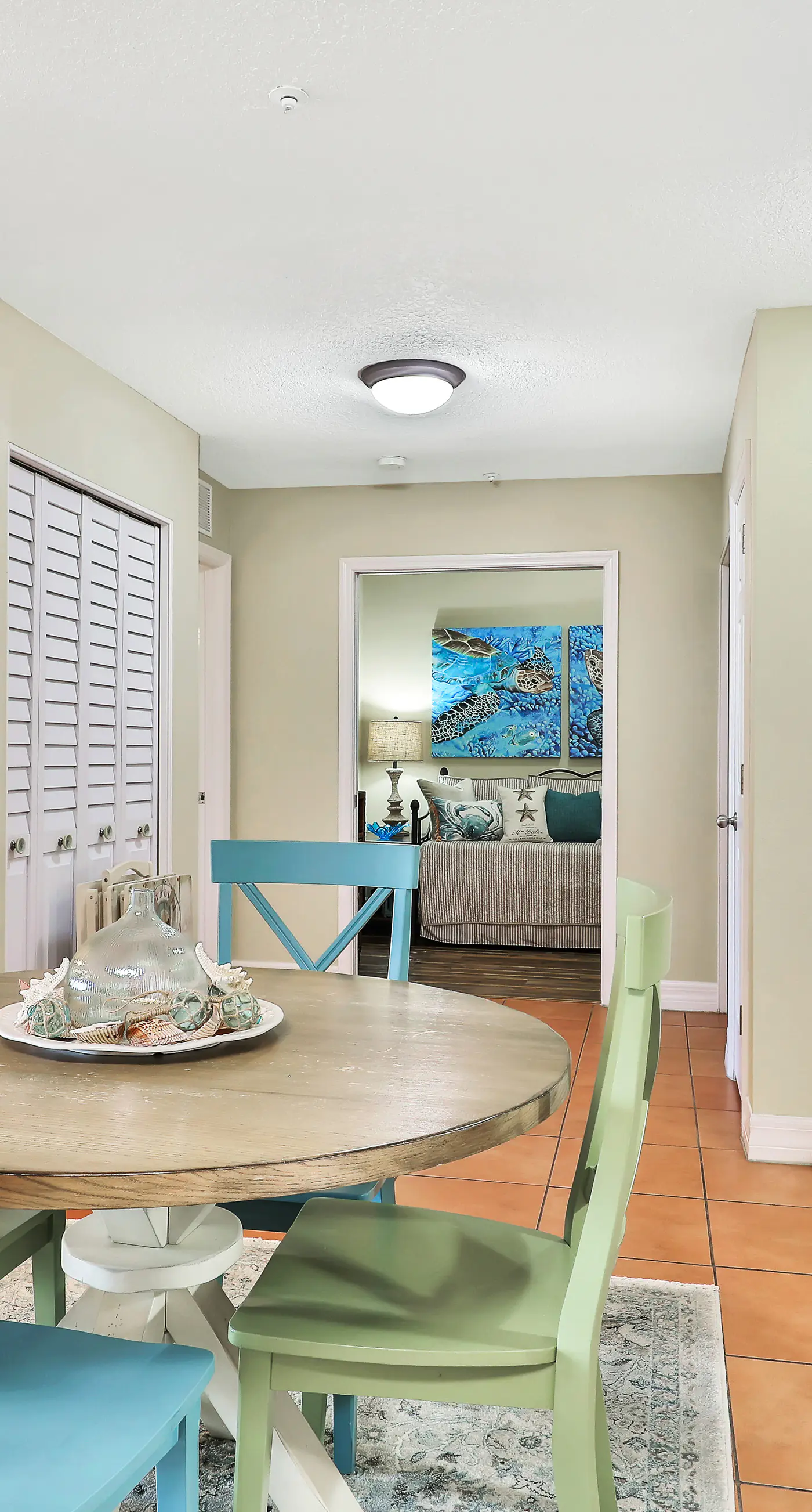Bay front condo shared pool and hot tub right next to the beach