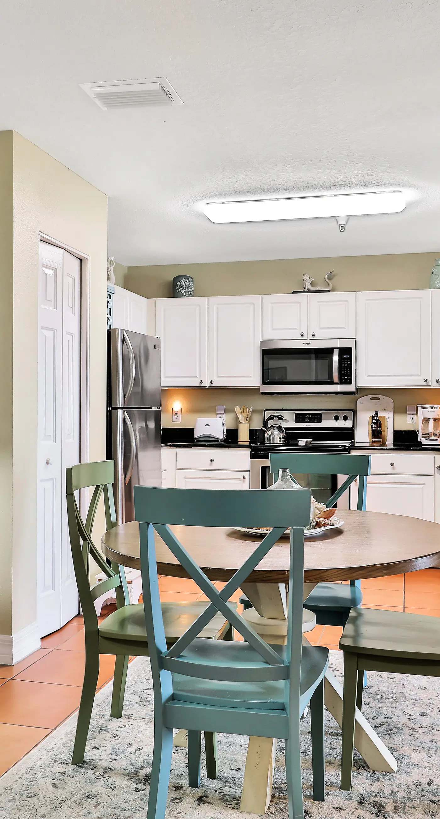 Bay front condo shared pool and hot tub right next to the beach