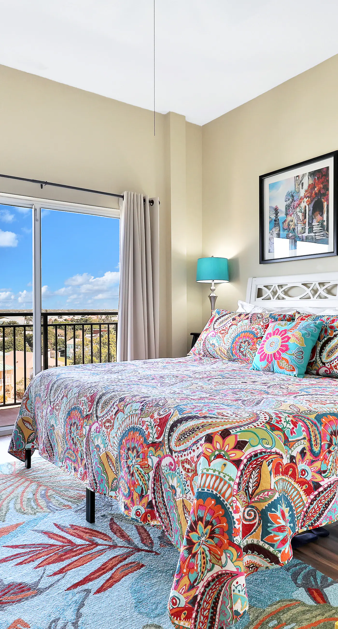 Bay front condo shared pool and hot tub right next to the beach