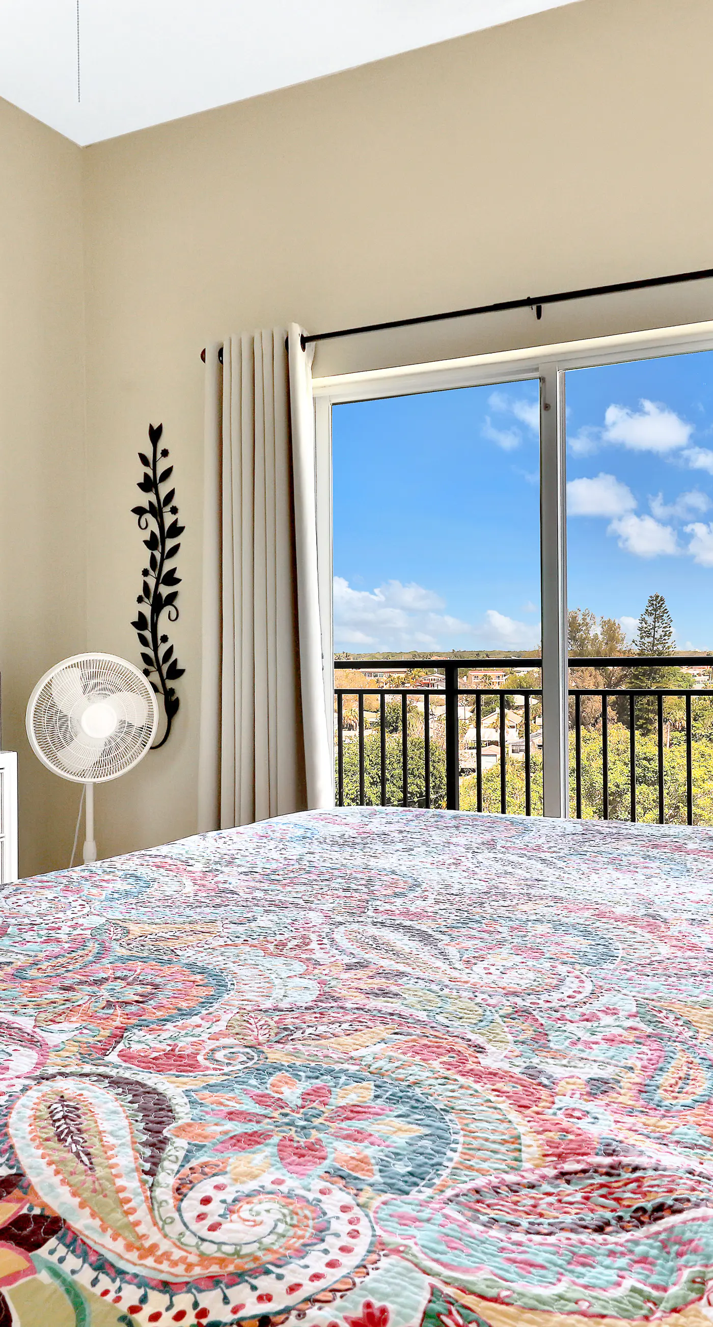 Bay front condo shared pool and hot tub right next to the beach