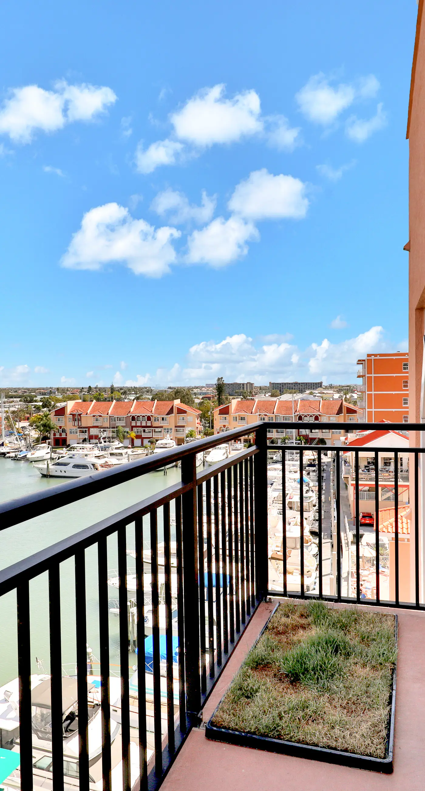 Bay front condo shared pool and hot tub right next to the beach
