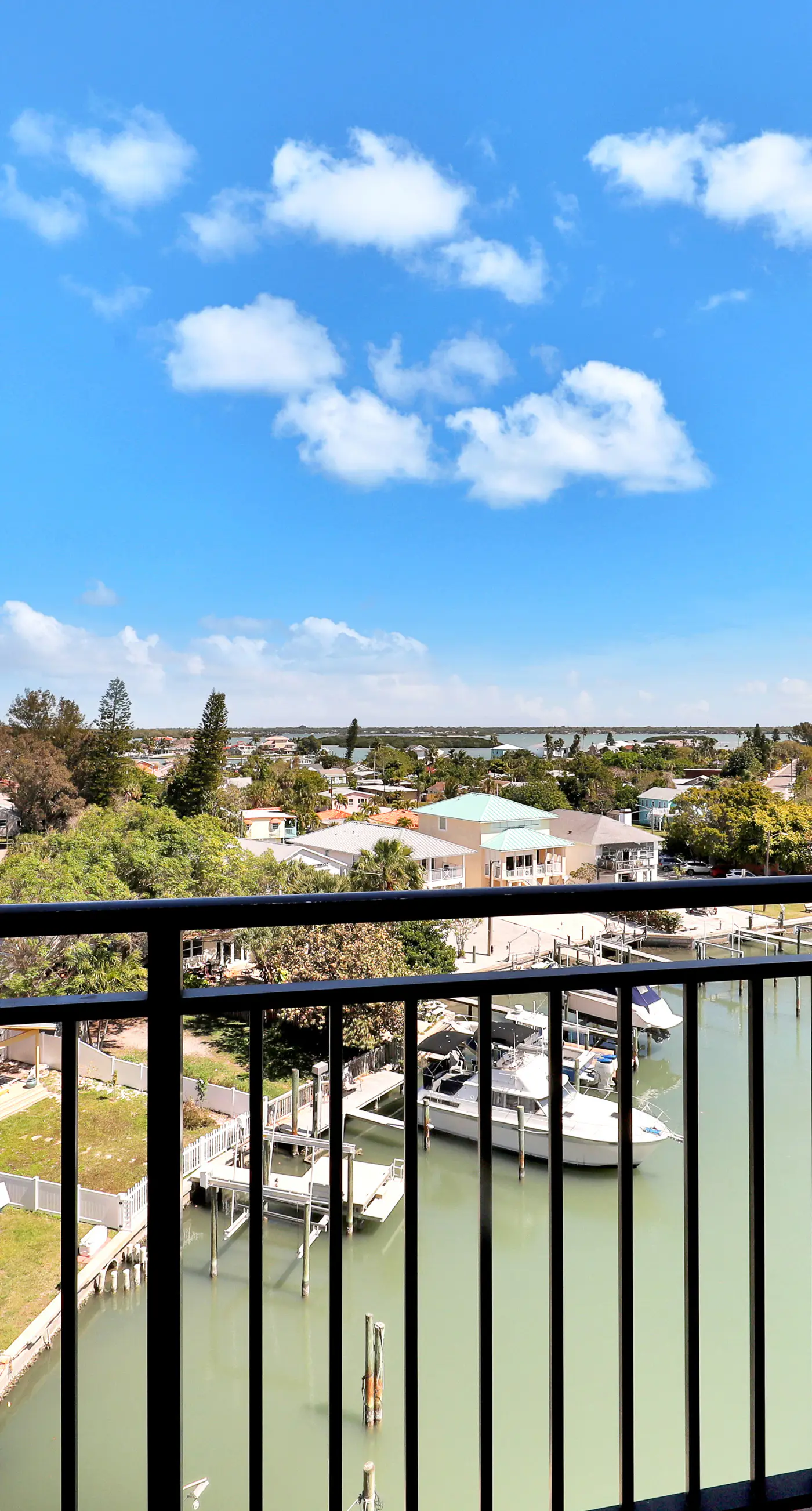 Bay front condo shared pool and hot tub right next to the beach