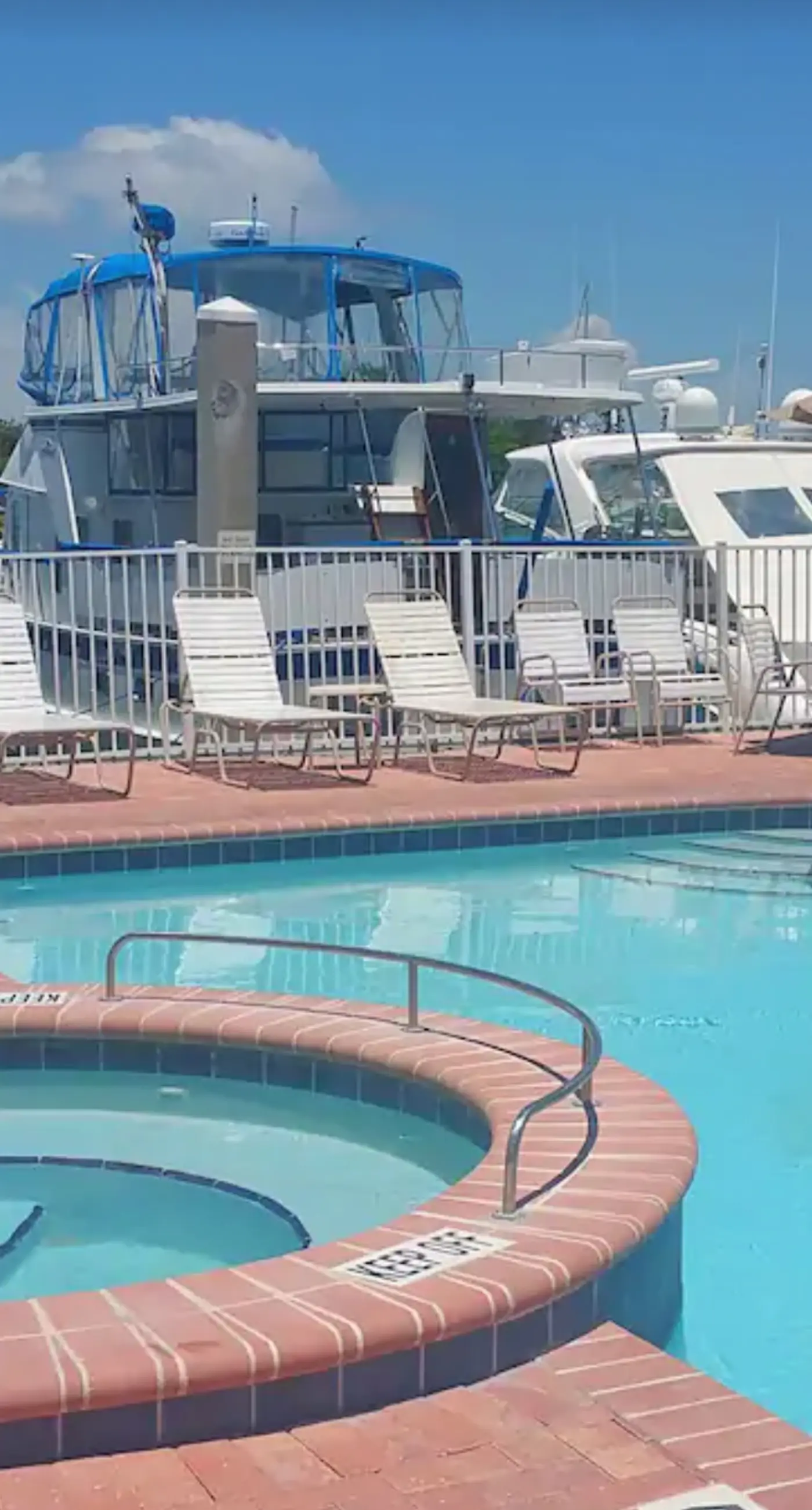 Bay front condo shared pool and hot tub right next to the beach