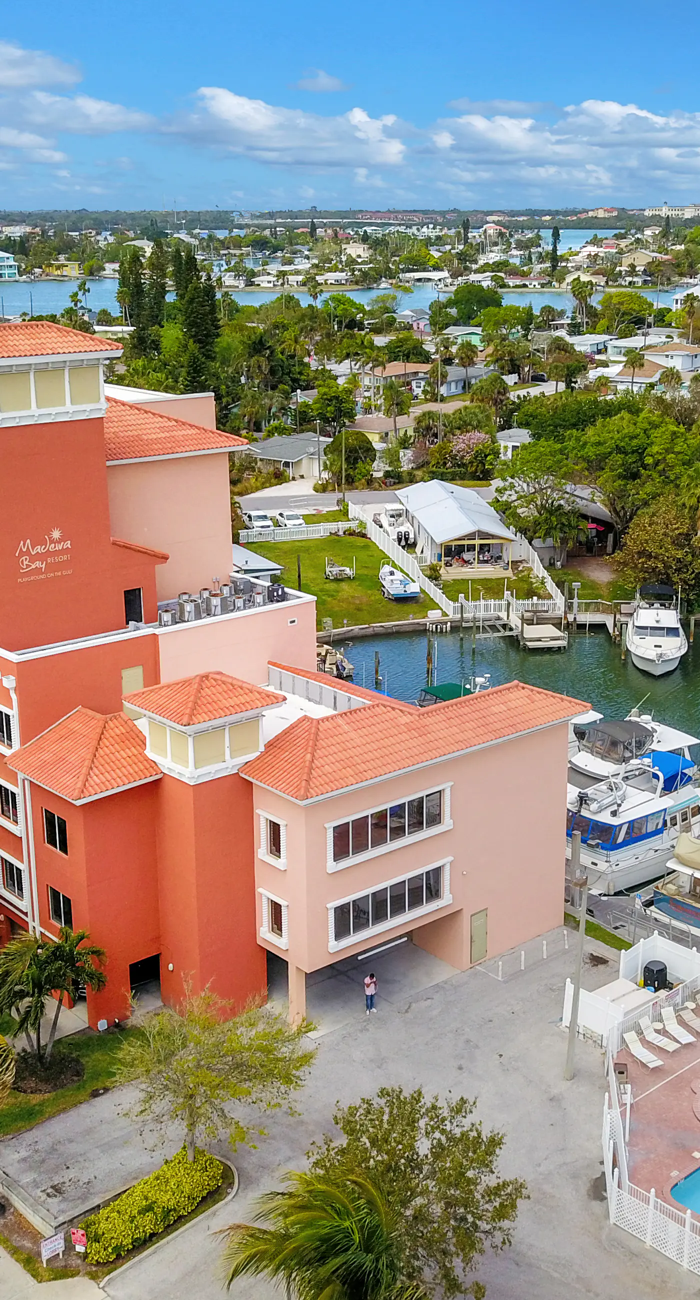 Bay front condo shared pool and hot tub right next to the beach