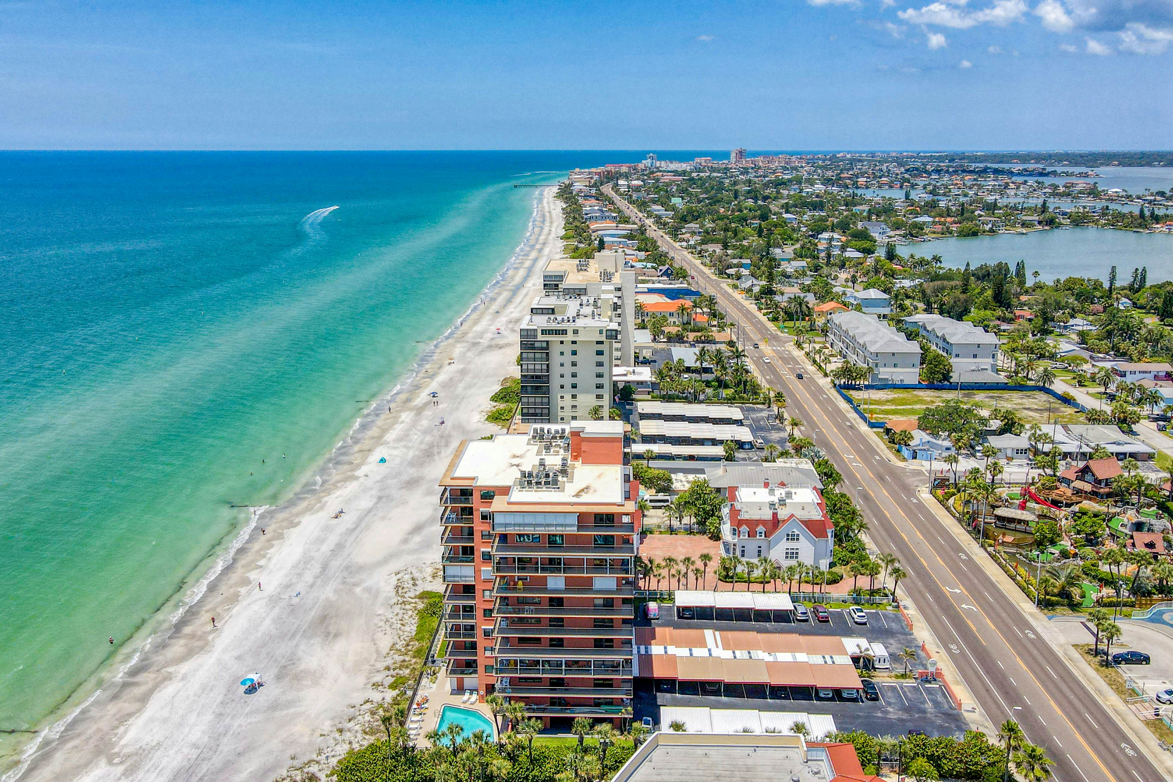 3rd-floor oceanfront corner condo with on-site pool & ocean views