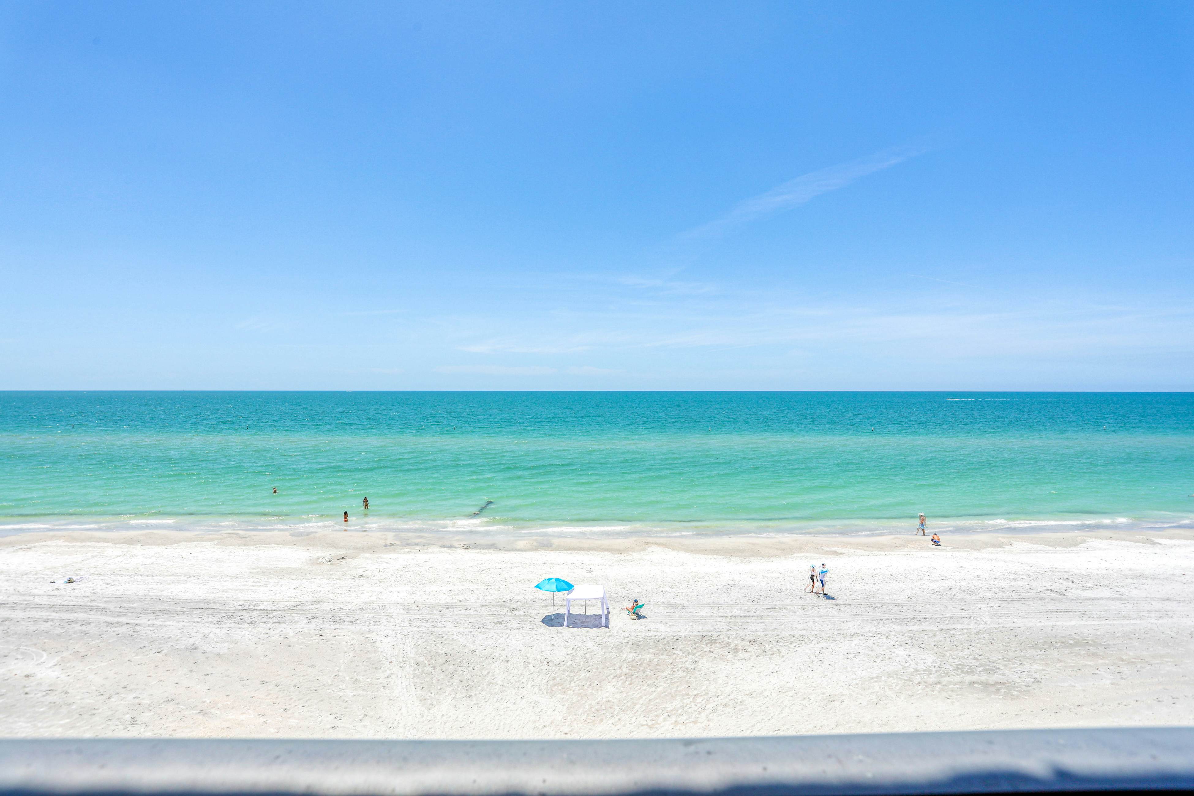 3rd-floor oceanfront corner condo with on-site pool & ocean views