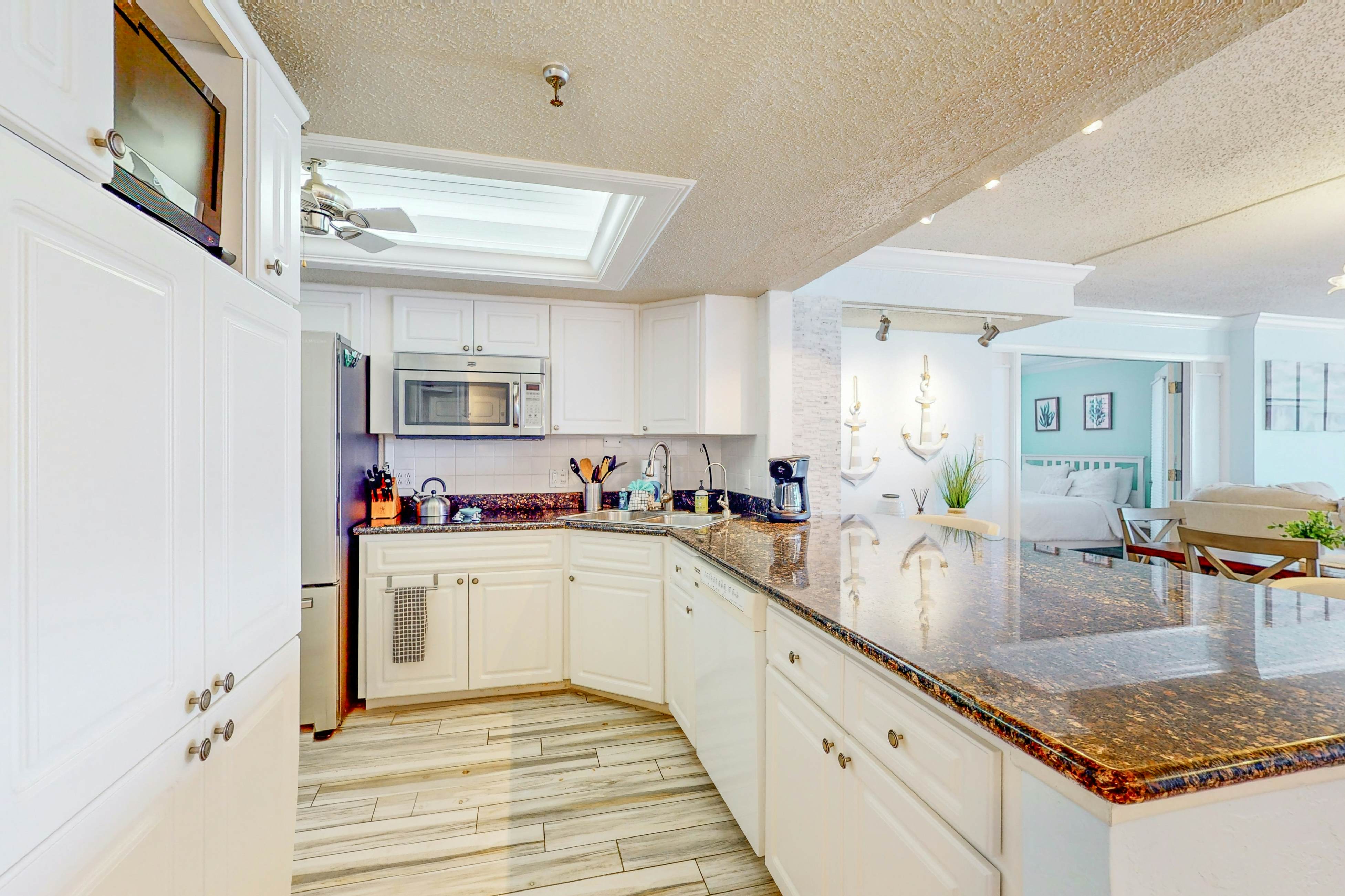 3rd-floor oceanfront corner condo with on-site pool & ocean views