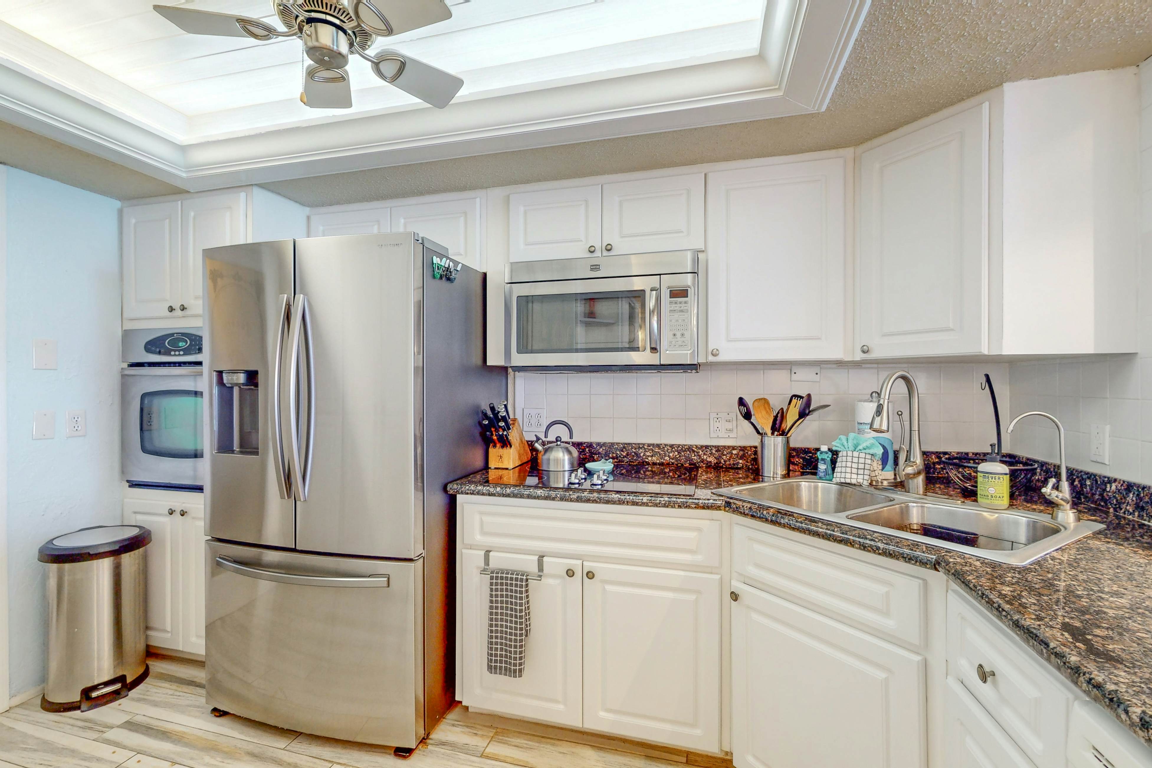 3rd-floor oceanfront corner condo with on-site pool & ocean views