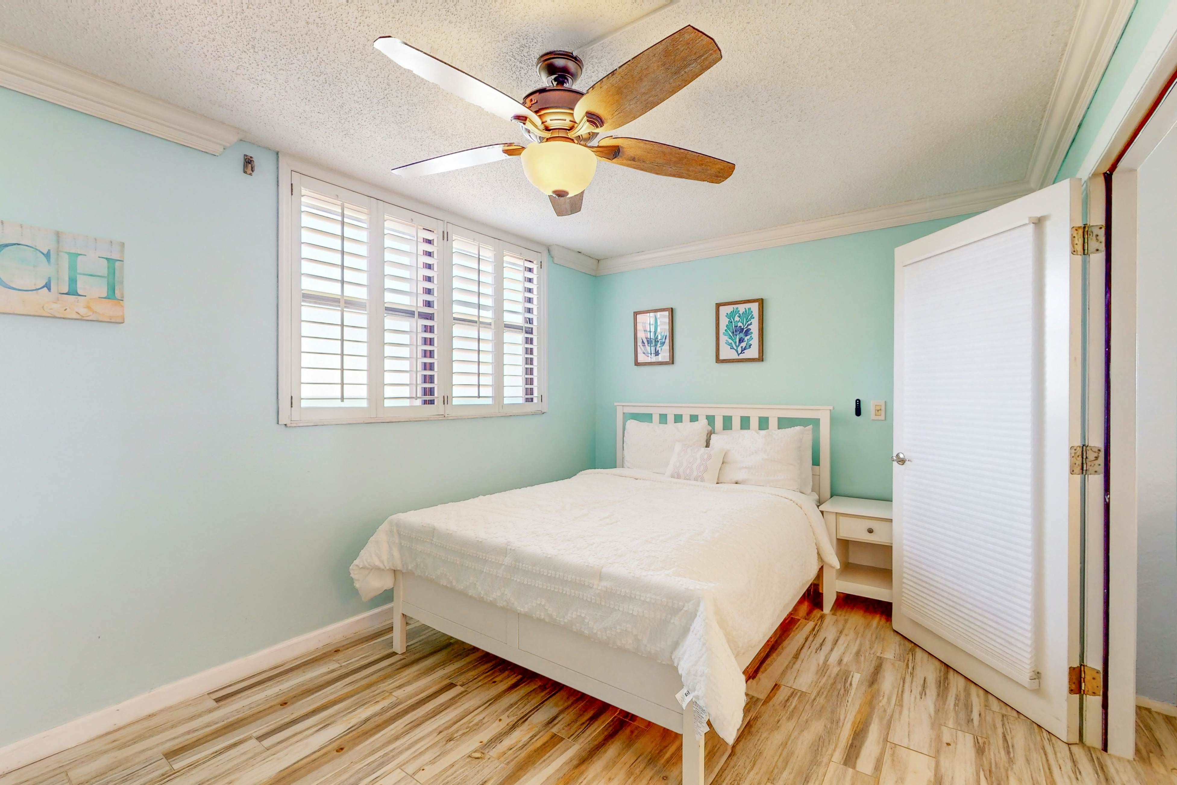 3rd-floor oceanfront corner condo with on-site pool & ocean views