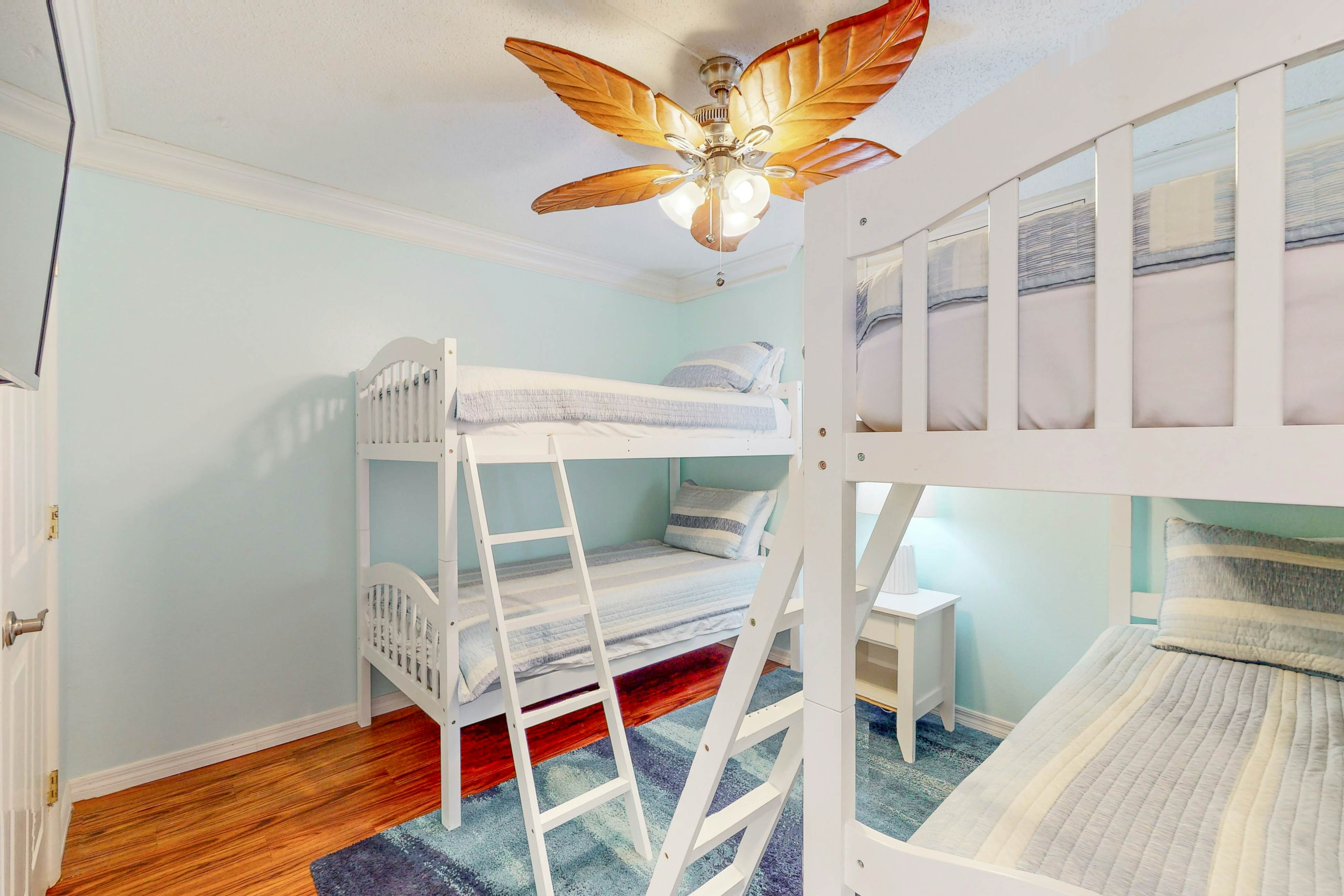 3rd-floor oceanfront corner condo with on-site pool & ocean views