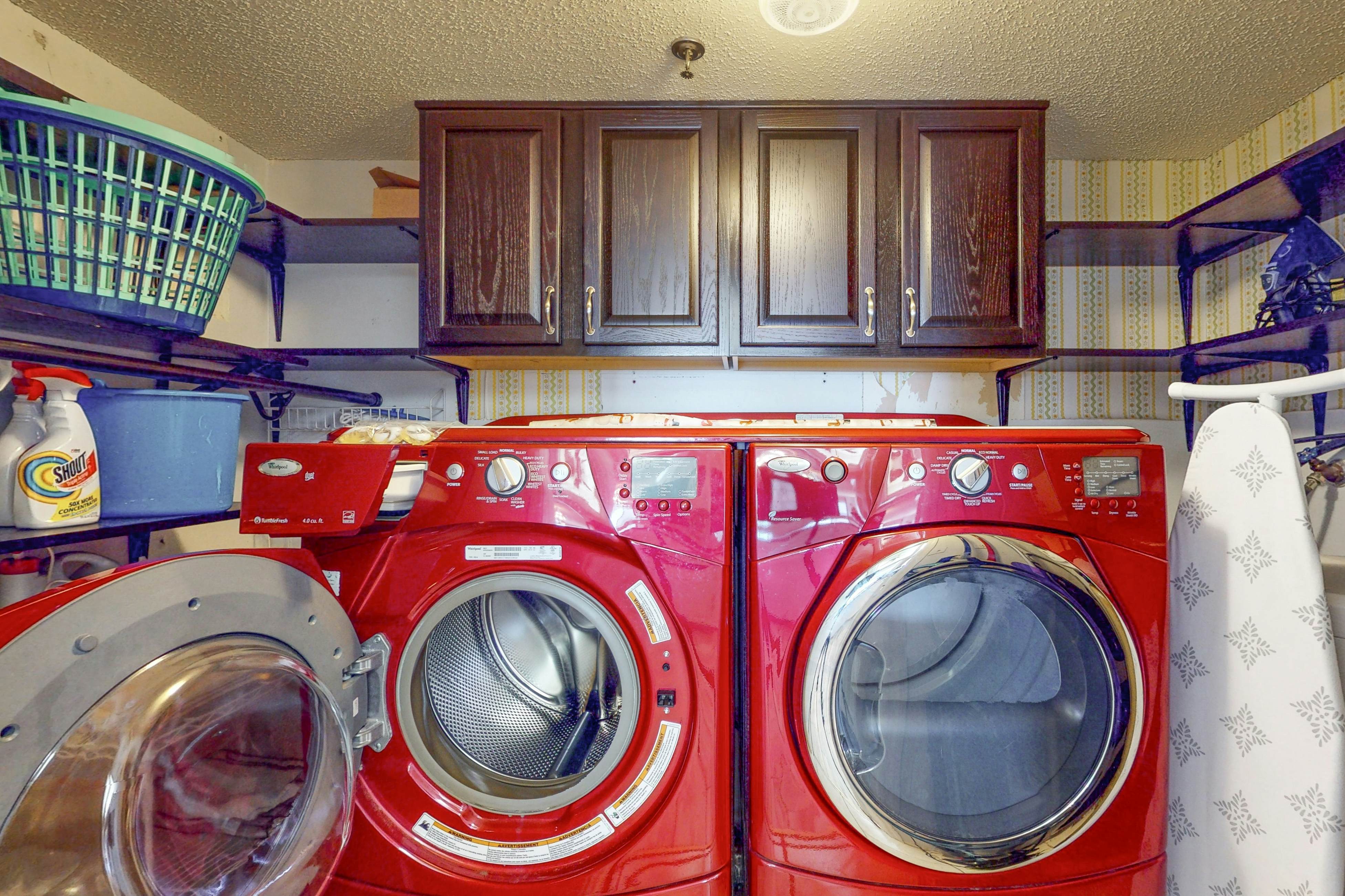 3rd-floor oceanfront corner condo with on-site pool & ocean views