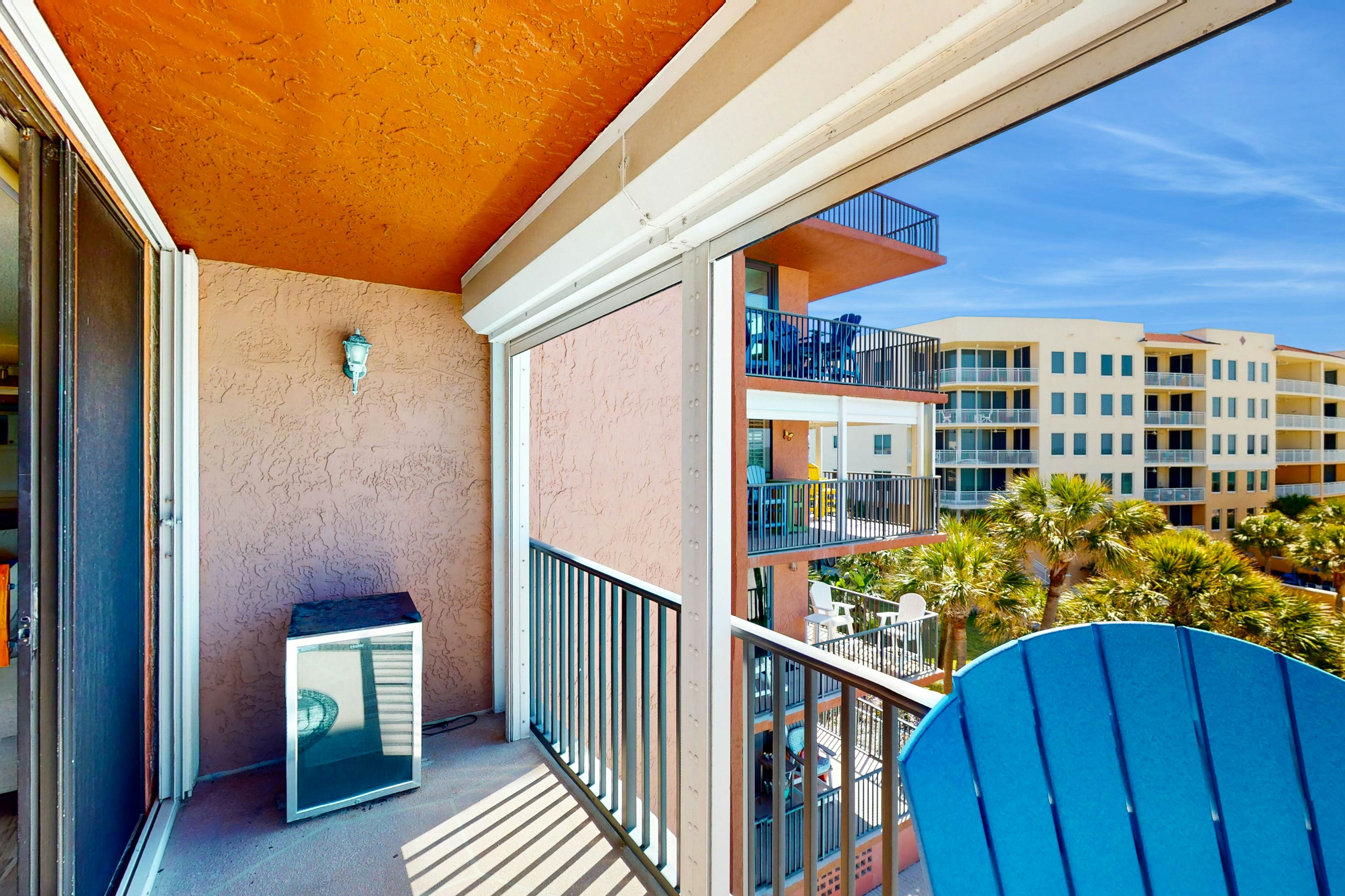 3rd-floor oceanfront corner condo with on-site pool & ocean views