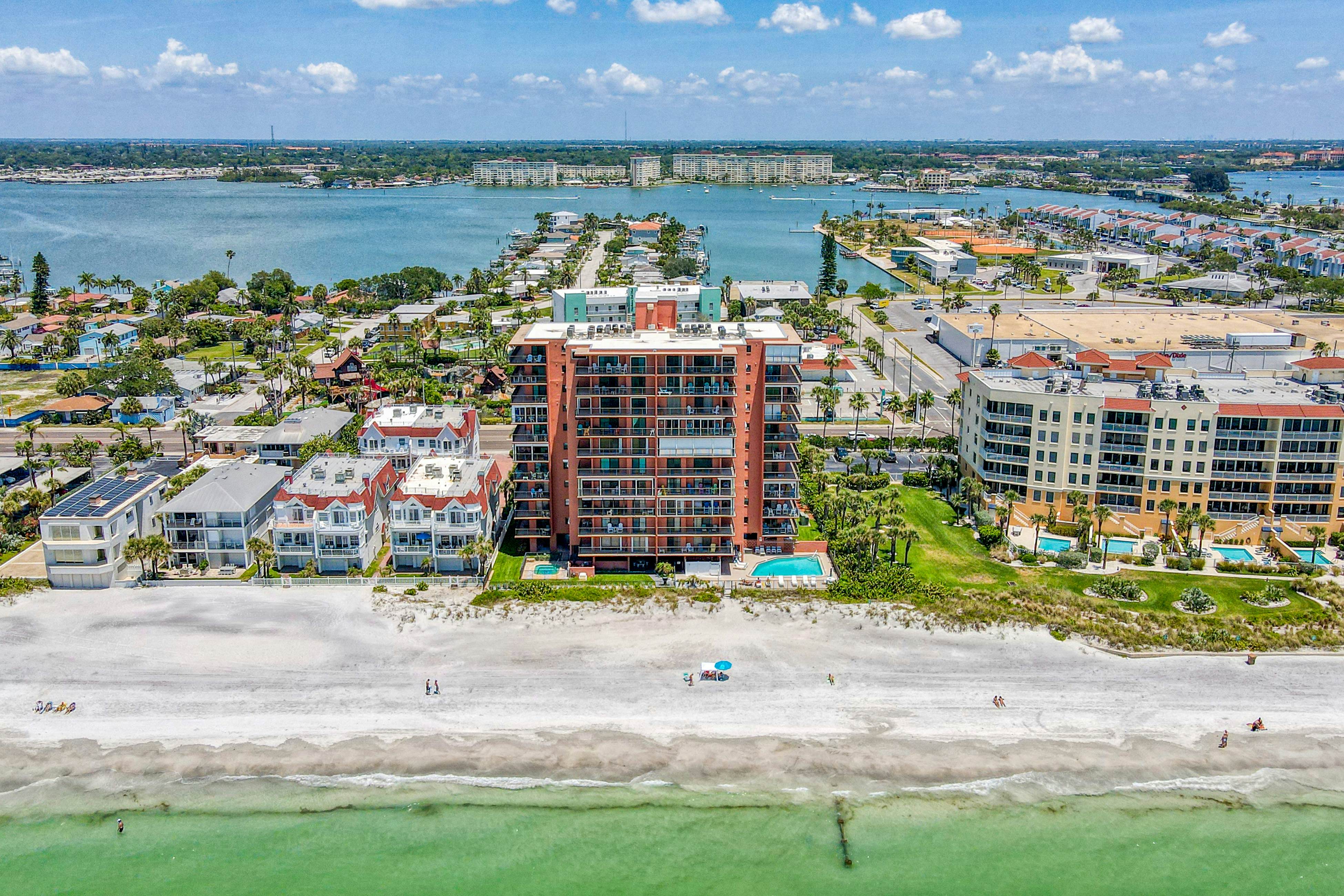 3rd-floor oceanfront corner condo with on-site pool & ocean views