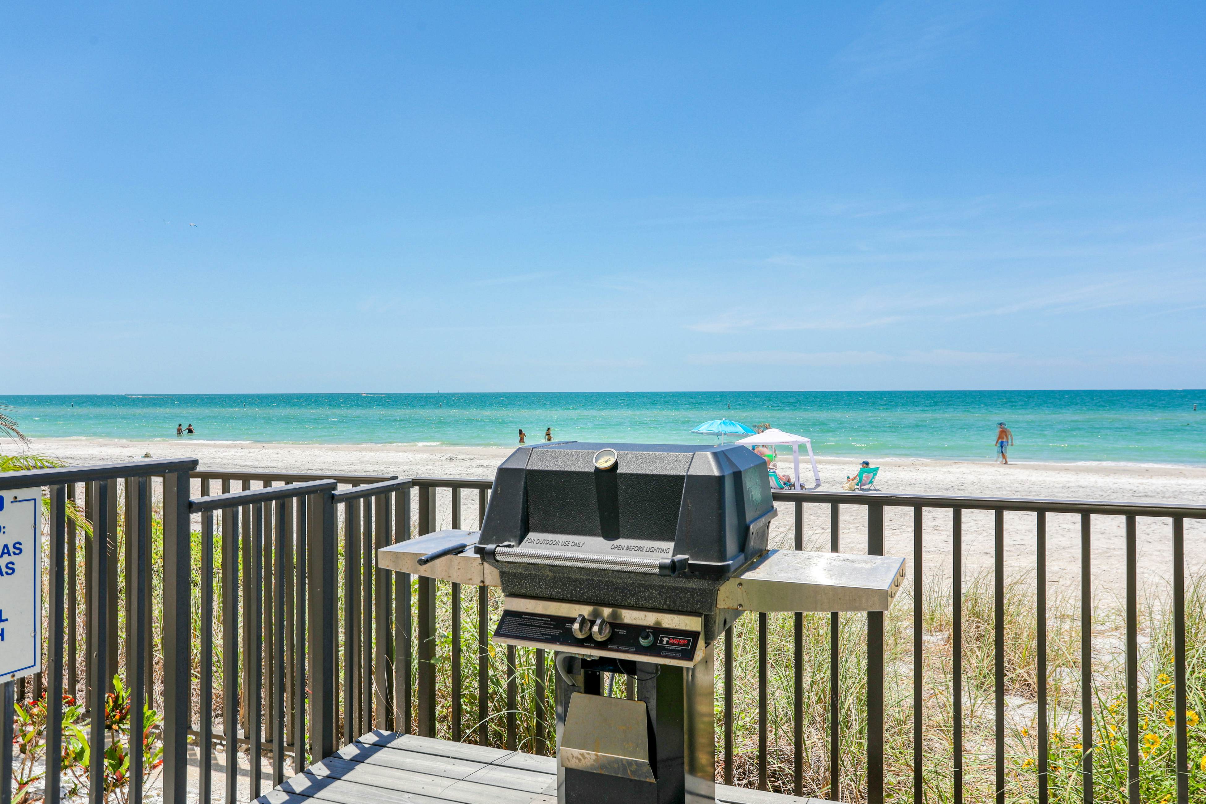 3rd-floor oceanfront corner condo with on-site pool & ocean views