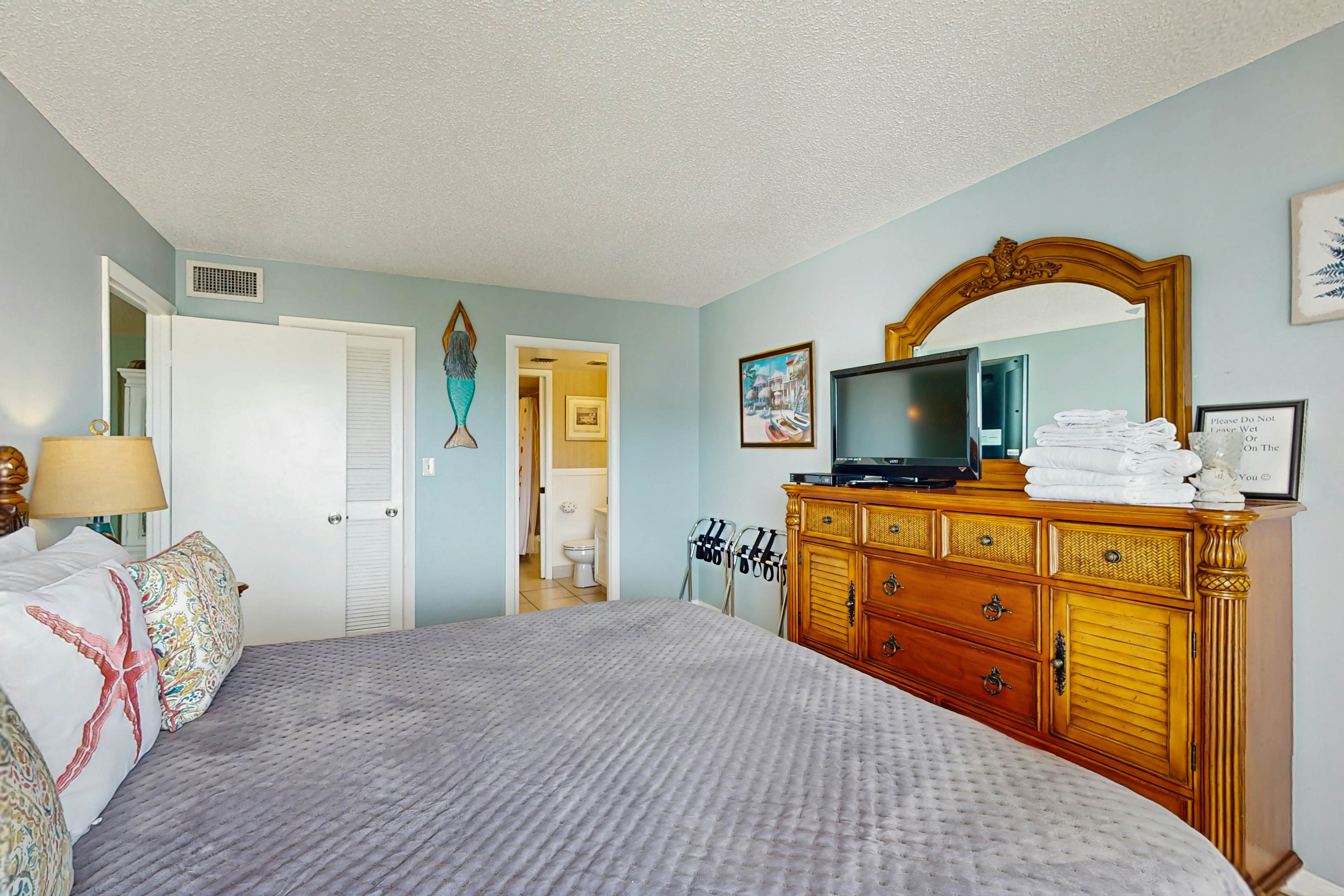 Gulf-front getaway with sunset-view balcony, beachfront pool & easy beach access