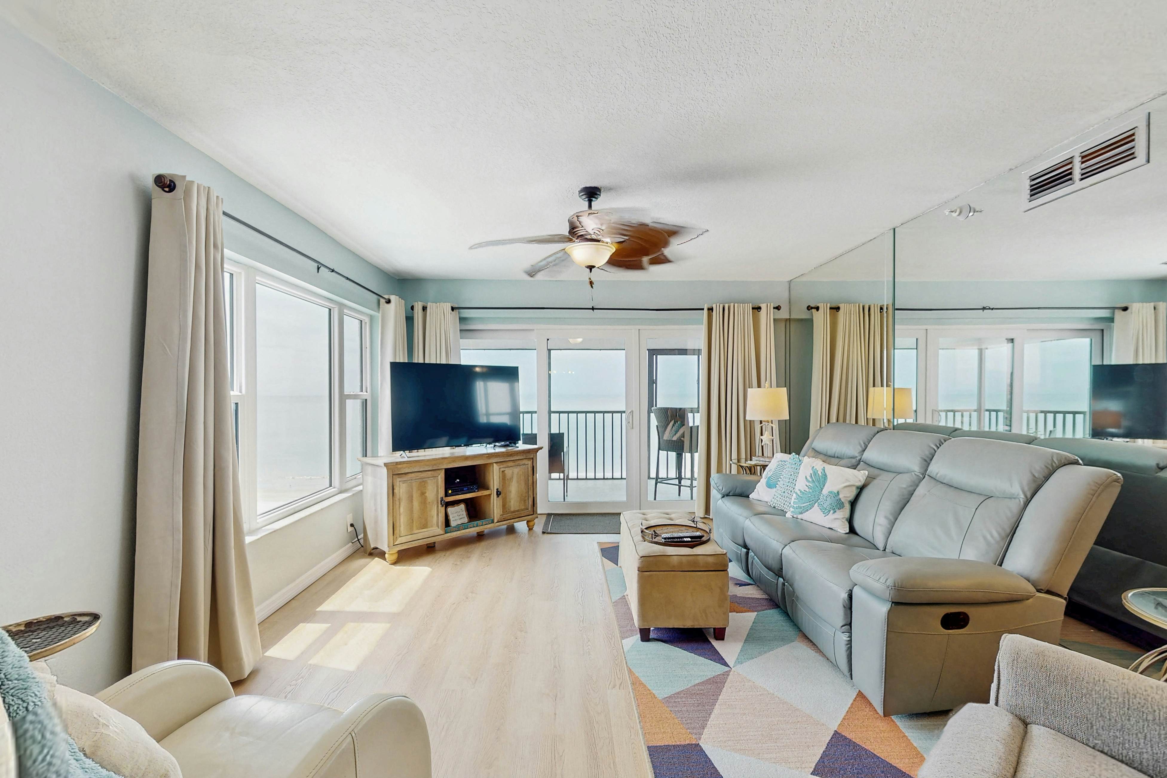 Beautiful corner condo w/ample balcony, beach views, W/D, heated pool, pool spa