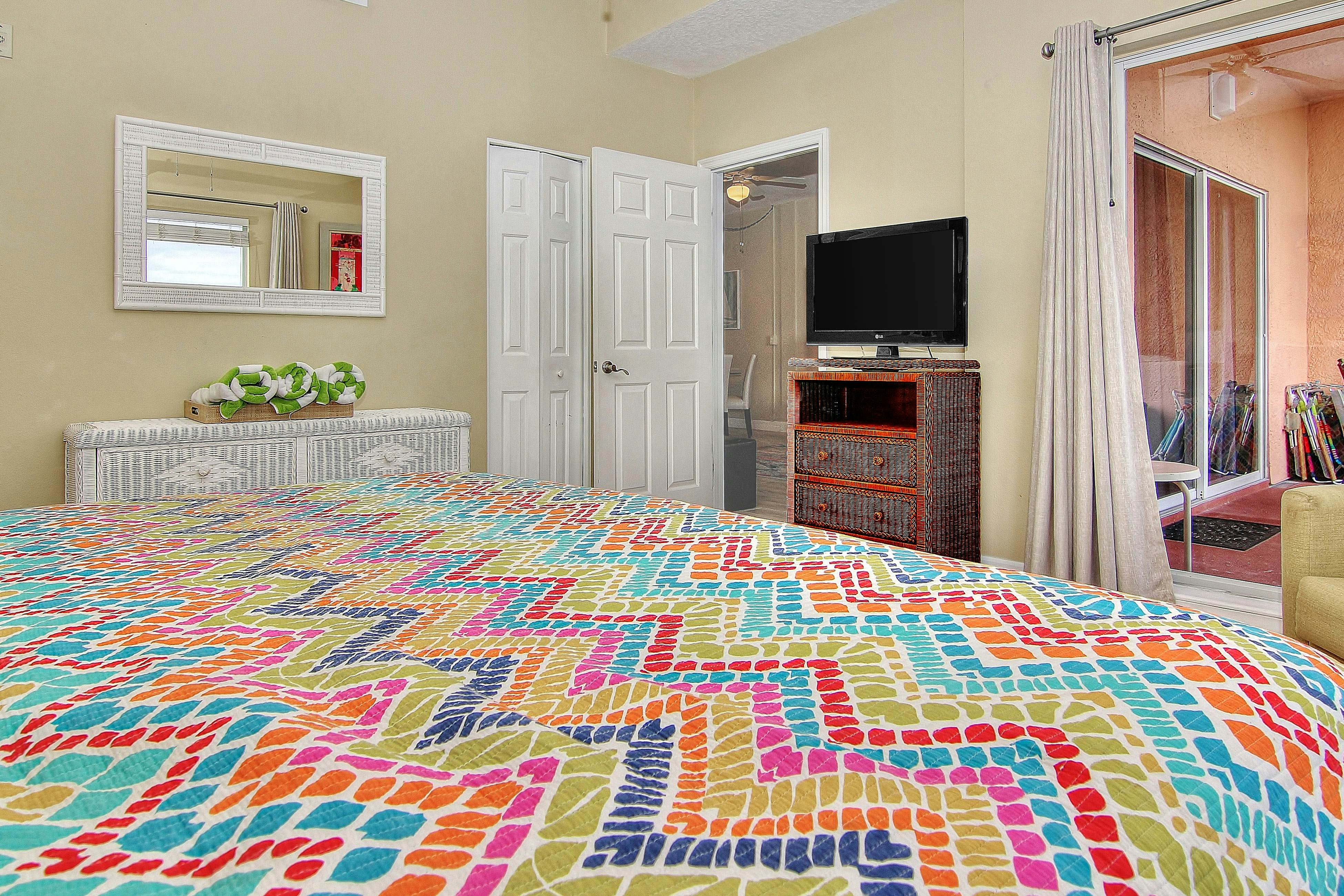 Waterfront condo with marina views - walk to John’s Pass