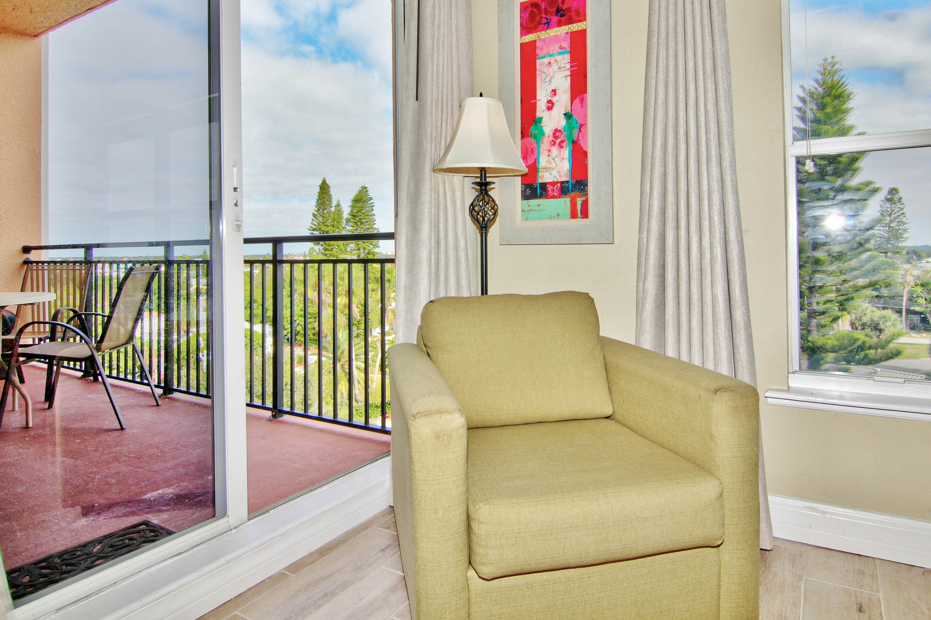 Waterfront condo with marina views - walk to John’s Pass