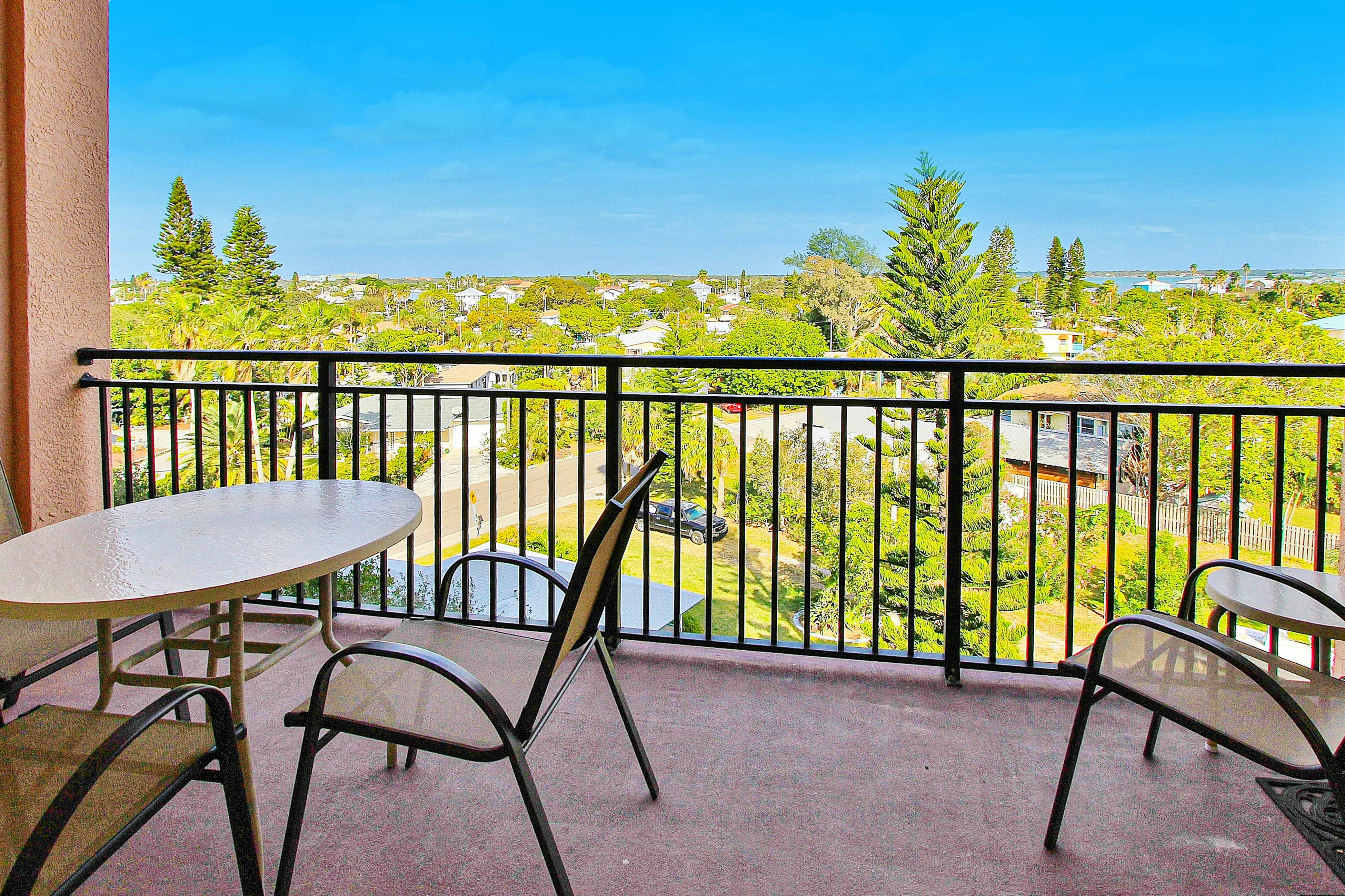 Waterfront condo with marina views - walk to John’s Pass