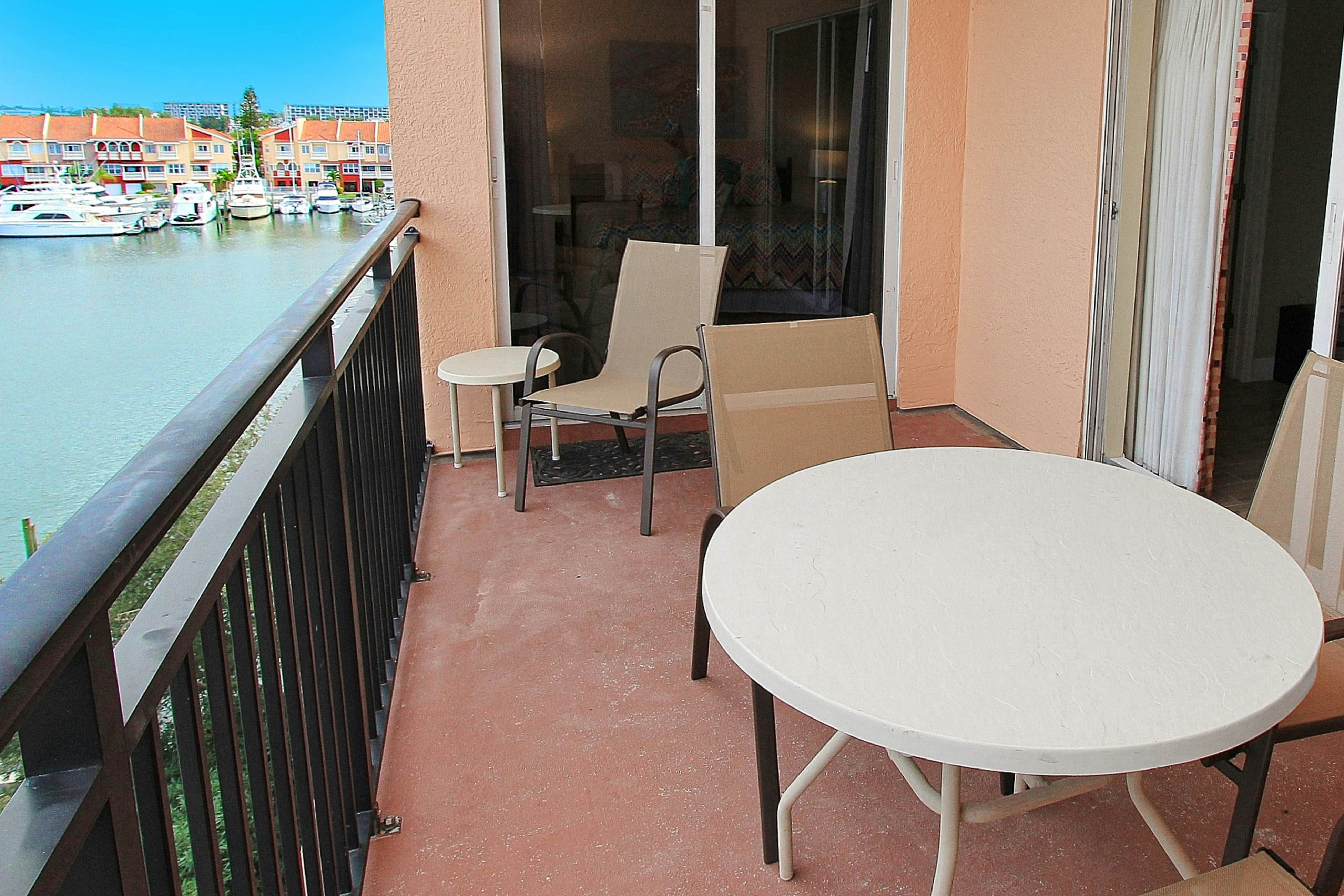 Waterfront condo with marina views - walk to John’s Pass