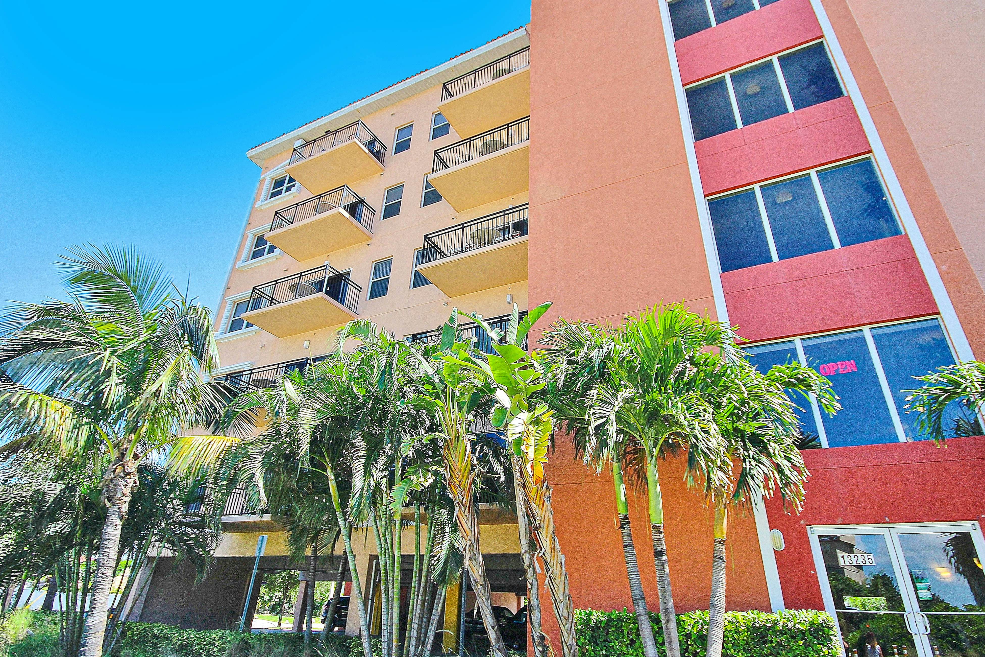 Waterfront condo with marina views - walk to John’s Pass