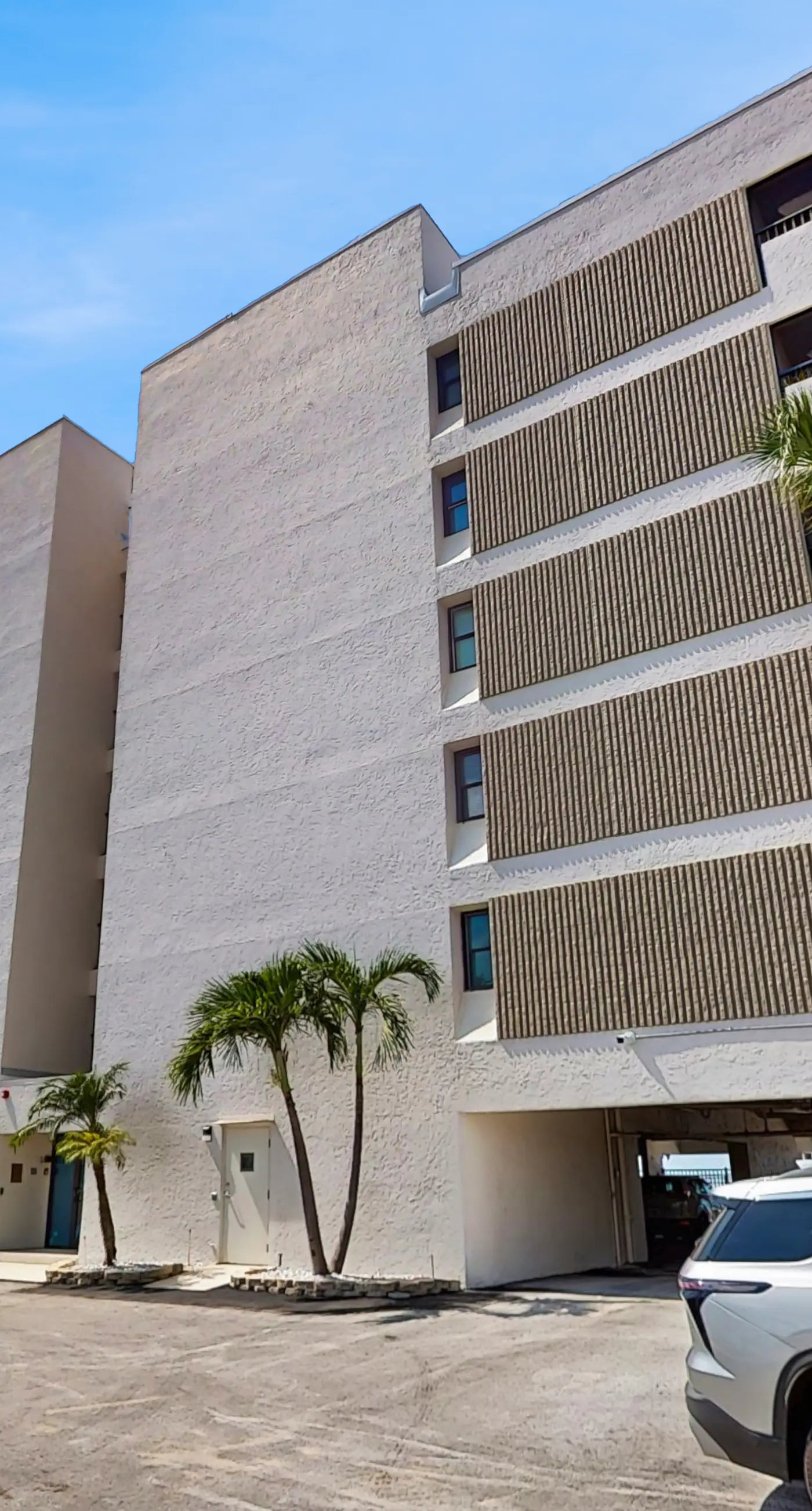 Extraordinary Gulf front condo w screened in balcony WD AC heated pool pool spa