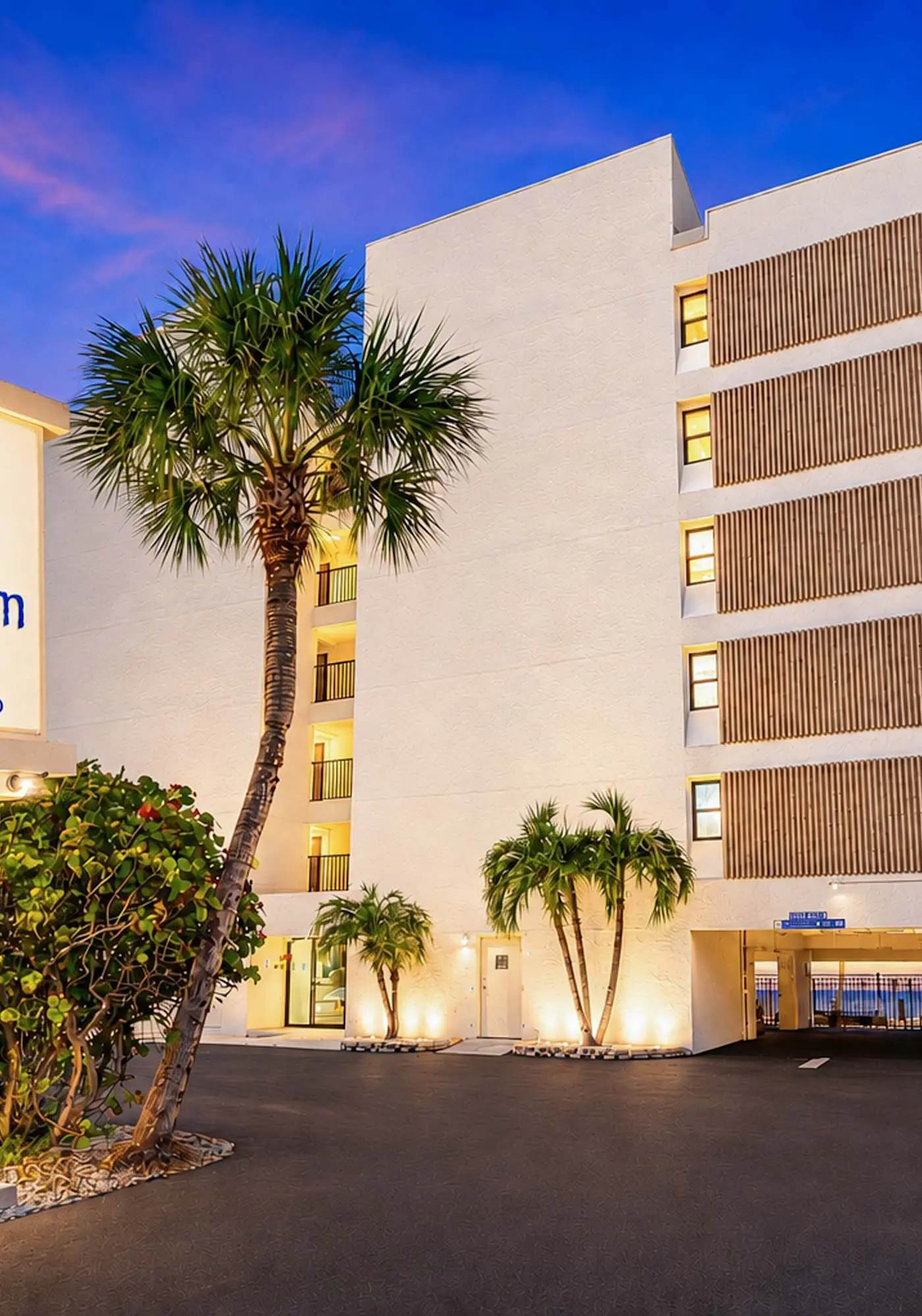Extraordinary Gulf front condo w screened in balcony WD AC heated pool pool spa