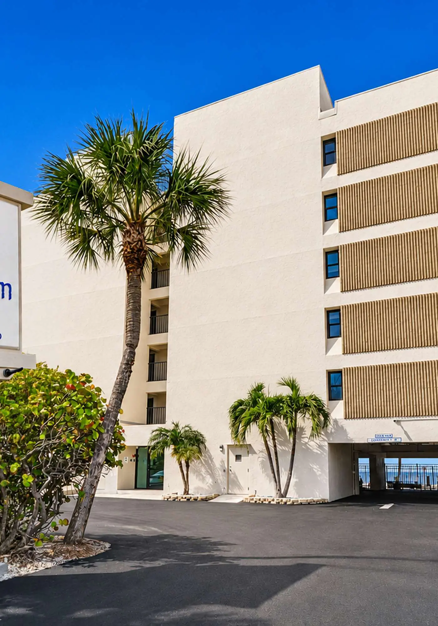 Extraordinary Gulf front condo w screened in balcony WD AC heated pool pool spa