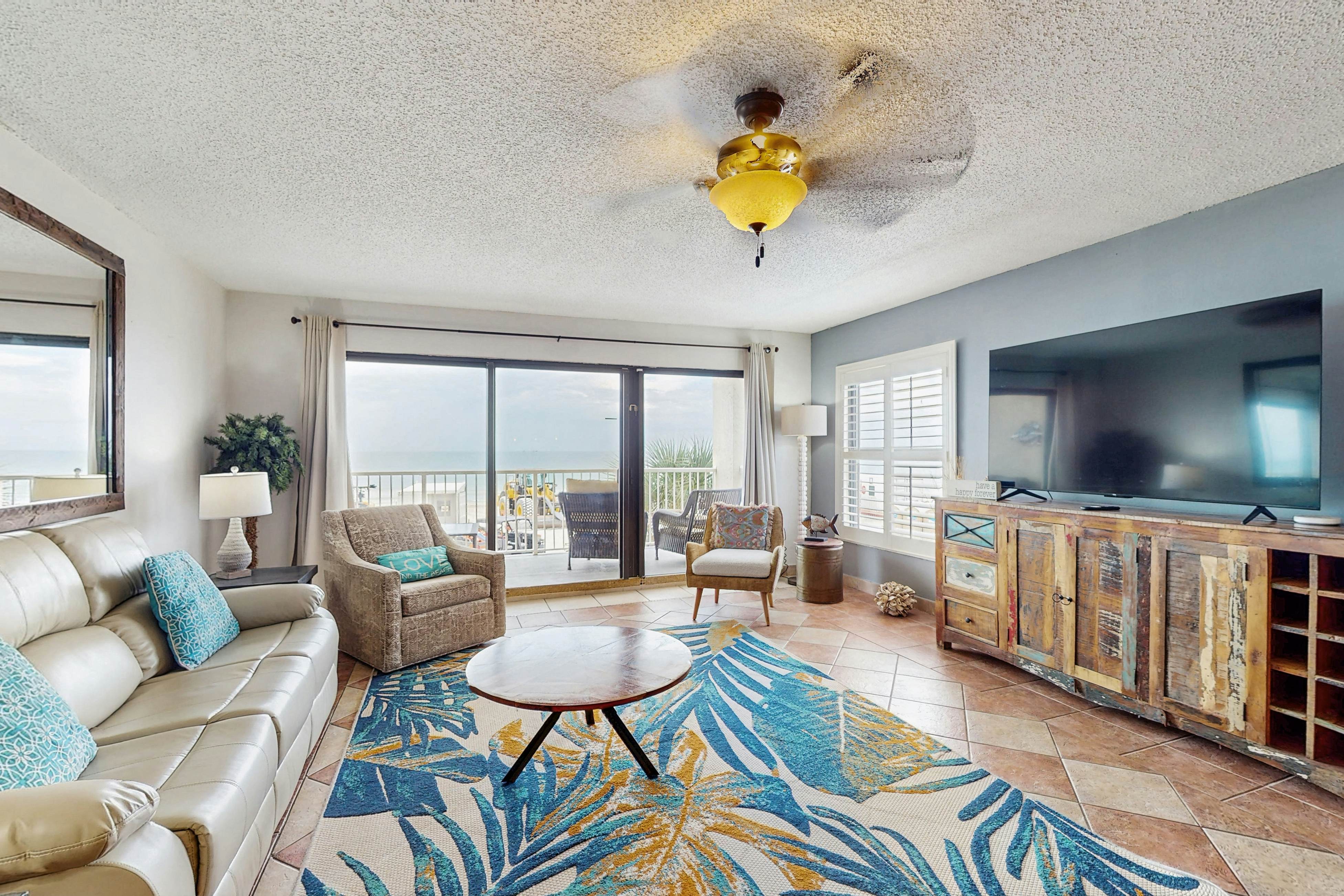 Corner condo with endless Gulf views, full kitchen & balcony - dogs welcome