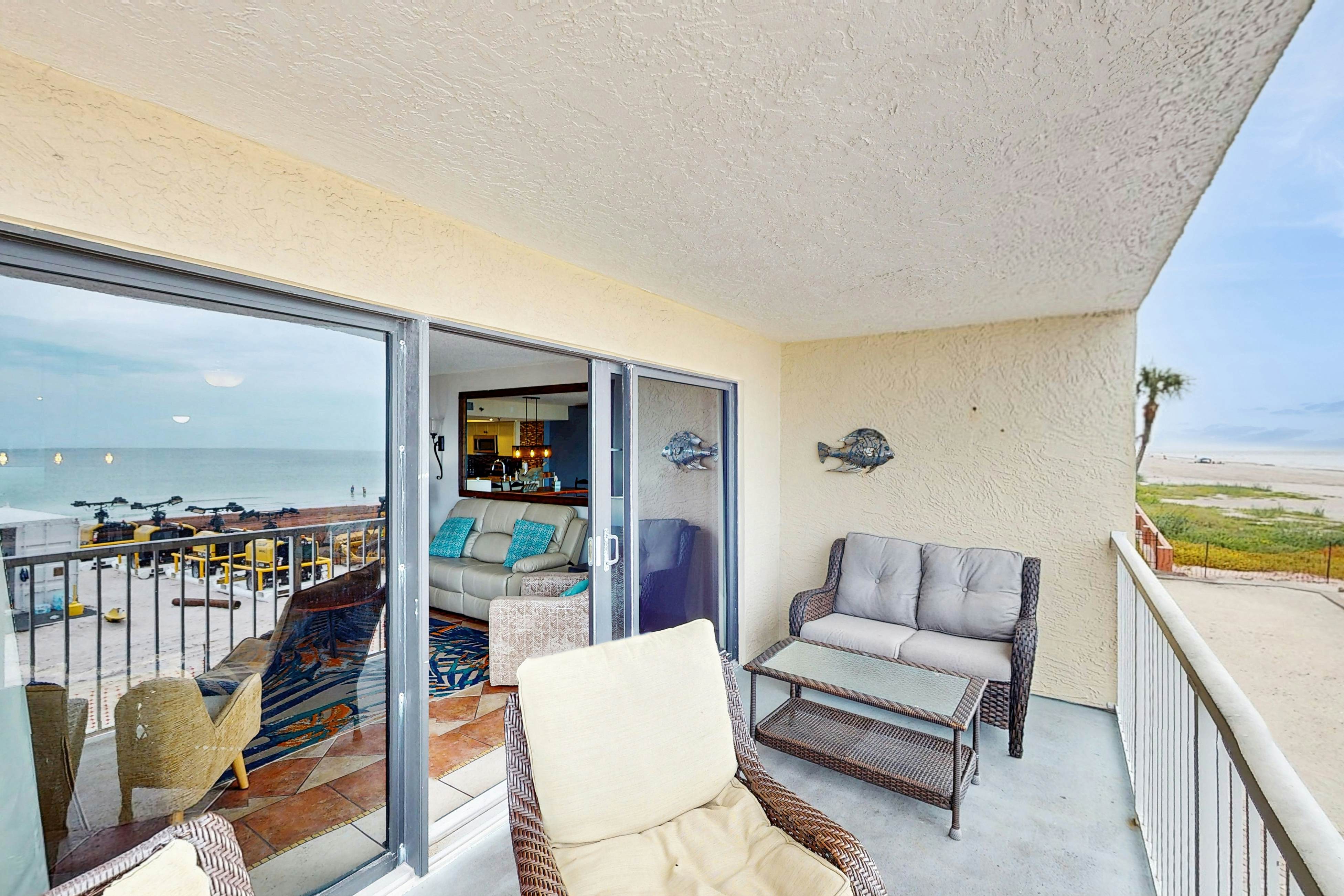 Corner condo with endless Gulf views, full kitchen & balcony - dogs welcome