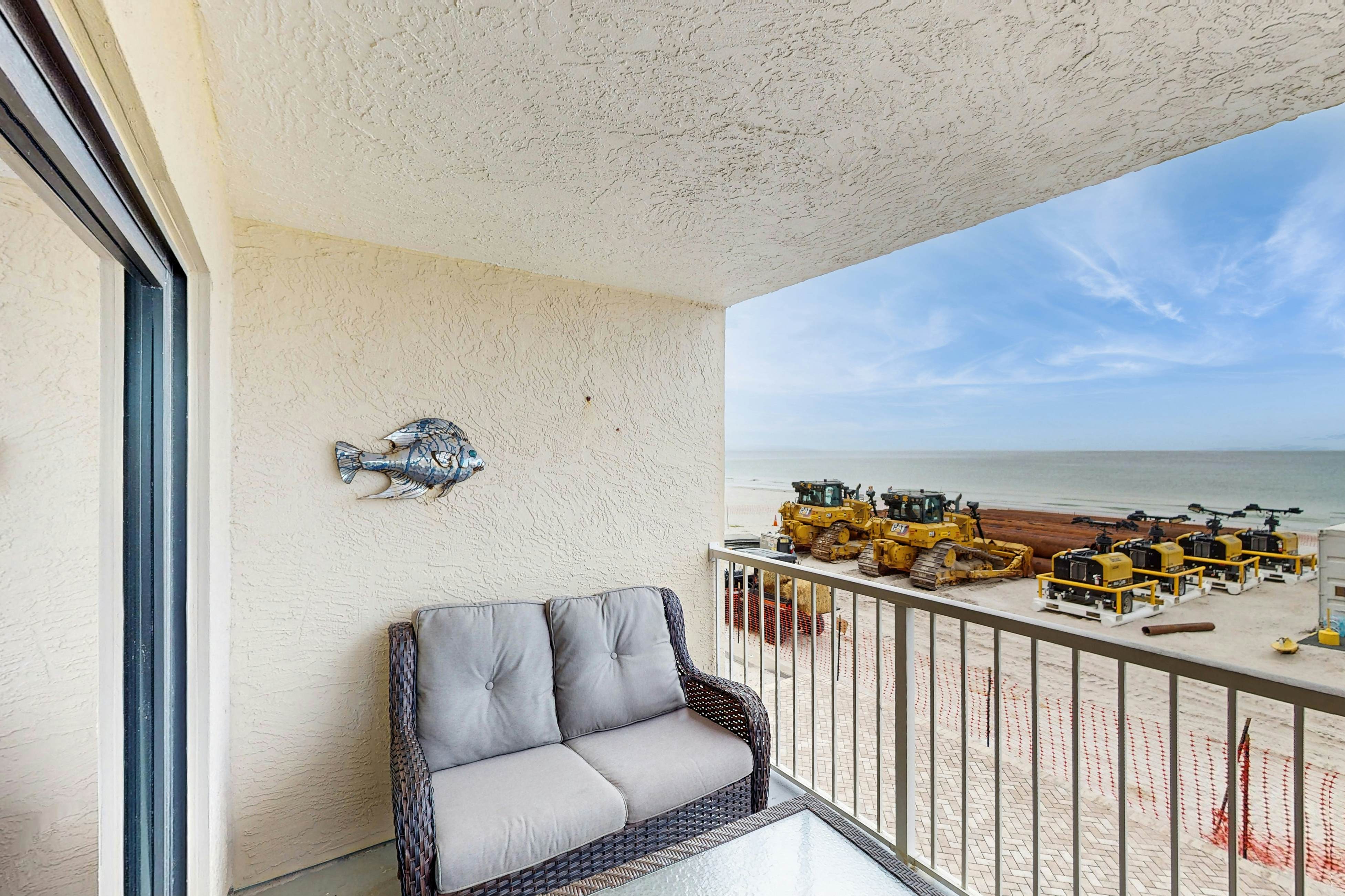 Corner condo with endless Gulf views, full kitchen & balcony - dogs welcome
